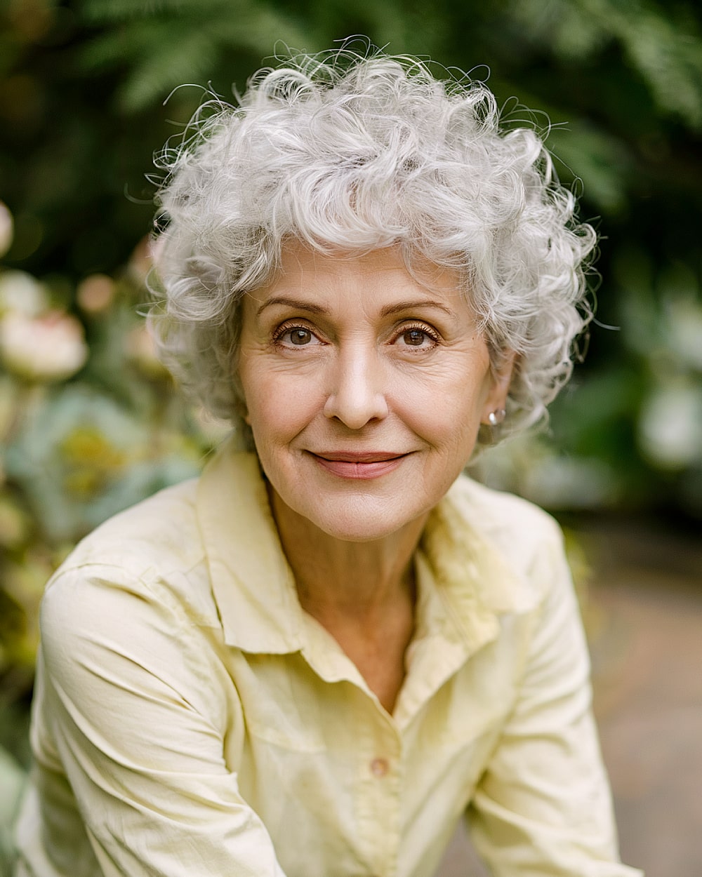 Meilleures coiffures courtes et bouclées pour cheveux gris de plus de 50 ans en 2026