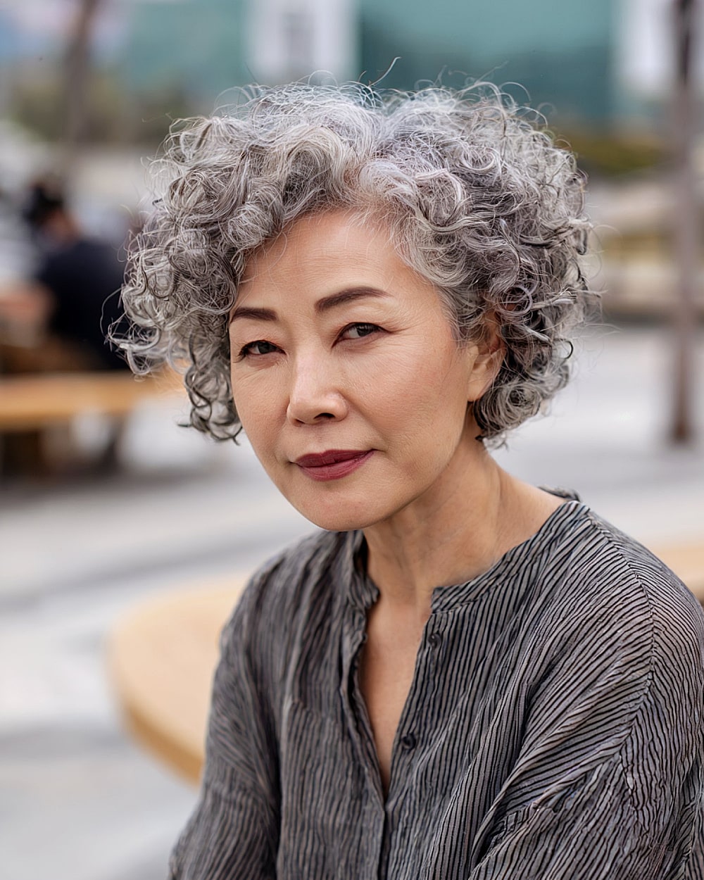 Meilleures coiffures courtes et bouclées pour cheveux gris de plus de 50 ans en 2026