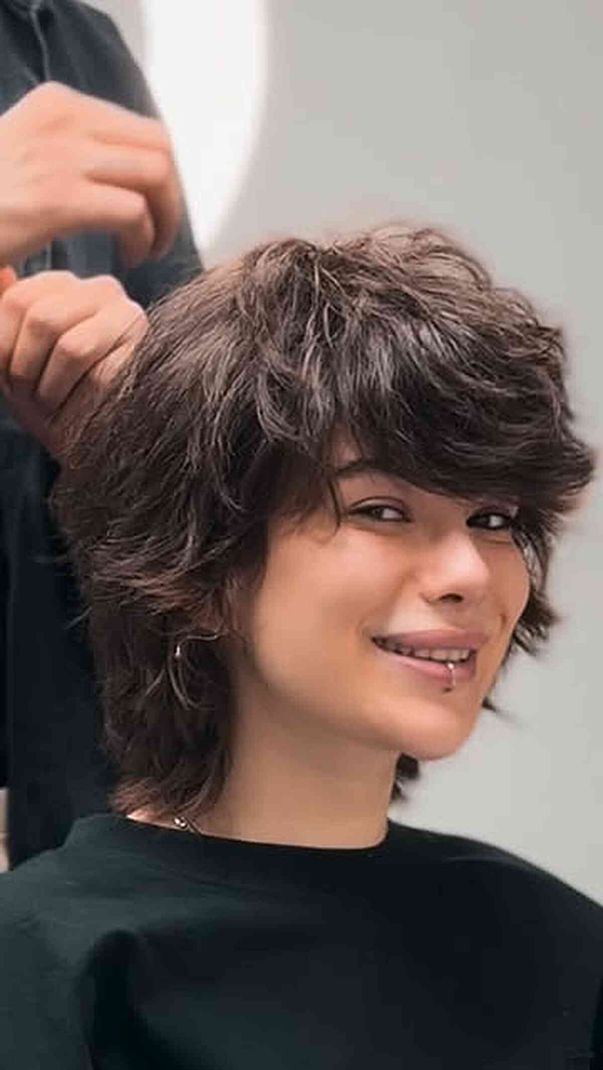 Coupes de cheveux Enby 2026 :styles et tendances non sexistes