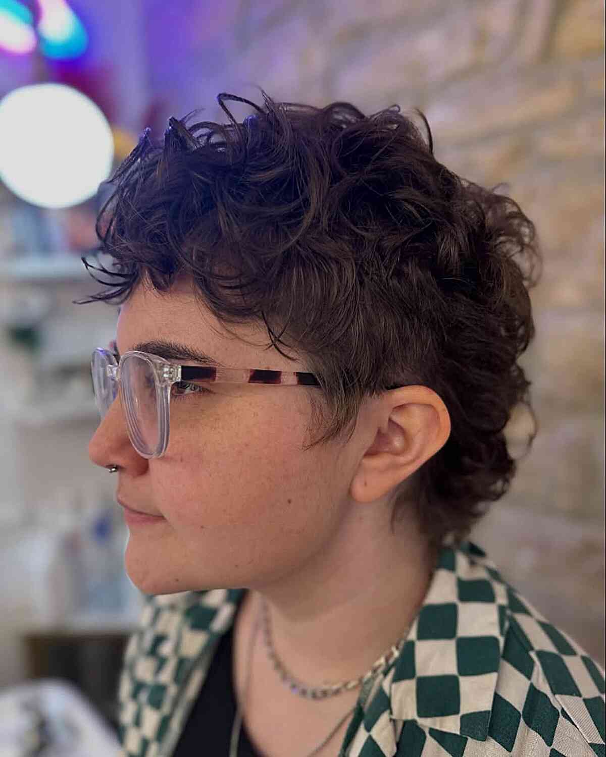 Coupes de cheveux Enby 2026 :styles et tendances non sexistes