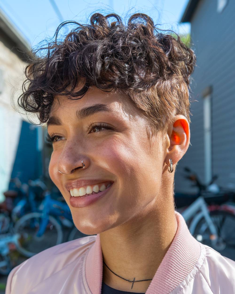Coupes de cheveux Enby 2026 :styles et tendances non sexistes