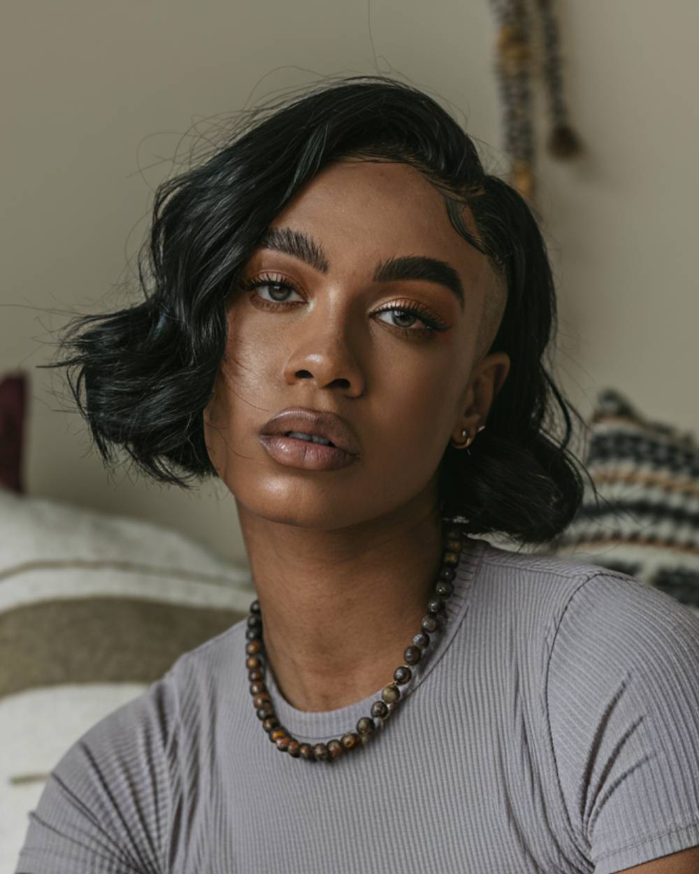 Coupes de cheveux Enby 2026 :styles et tendances non sexistes