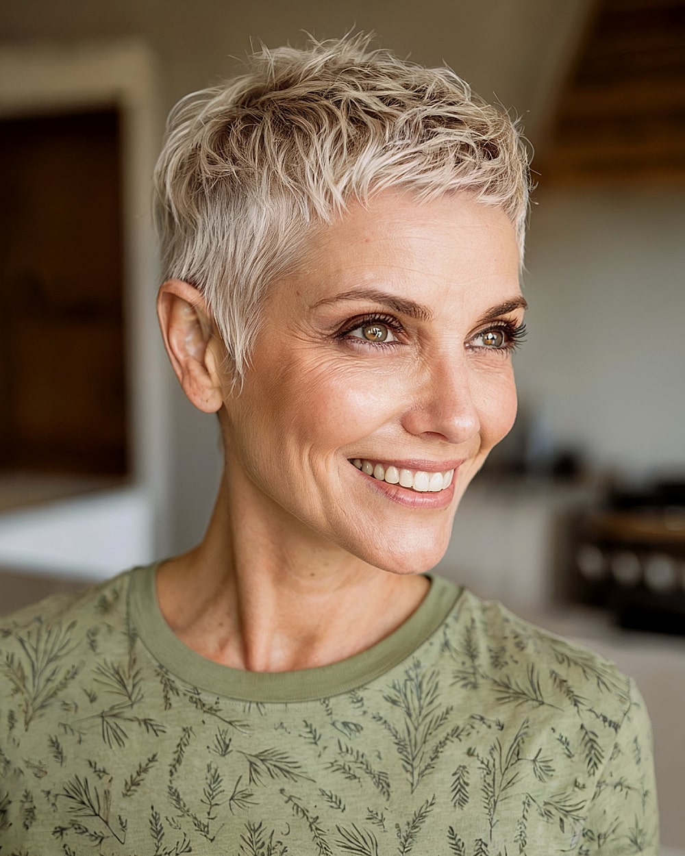 Os melhores cortes Pixie para cabelos ralos:estilos para mulheres com mais de 50 anos 