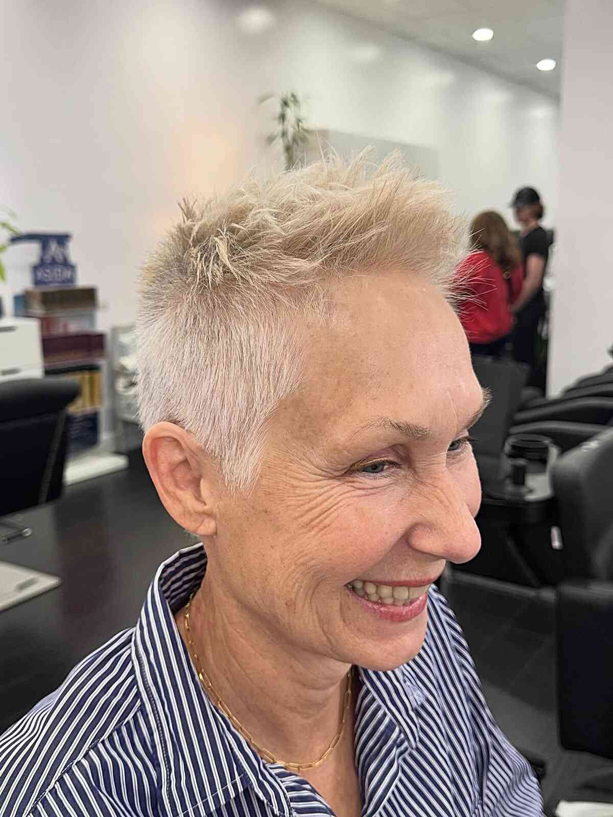 Cortes de cabelo curtos e espetados da moda para mulheres com mais de 50 anos | Estilos 2026 