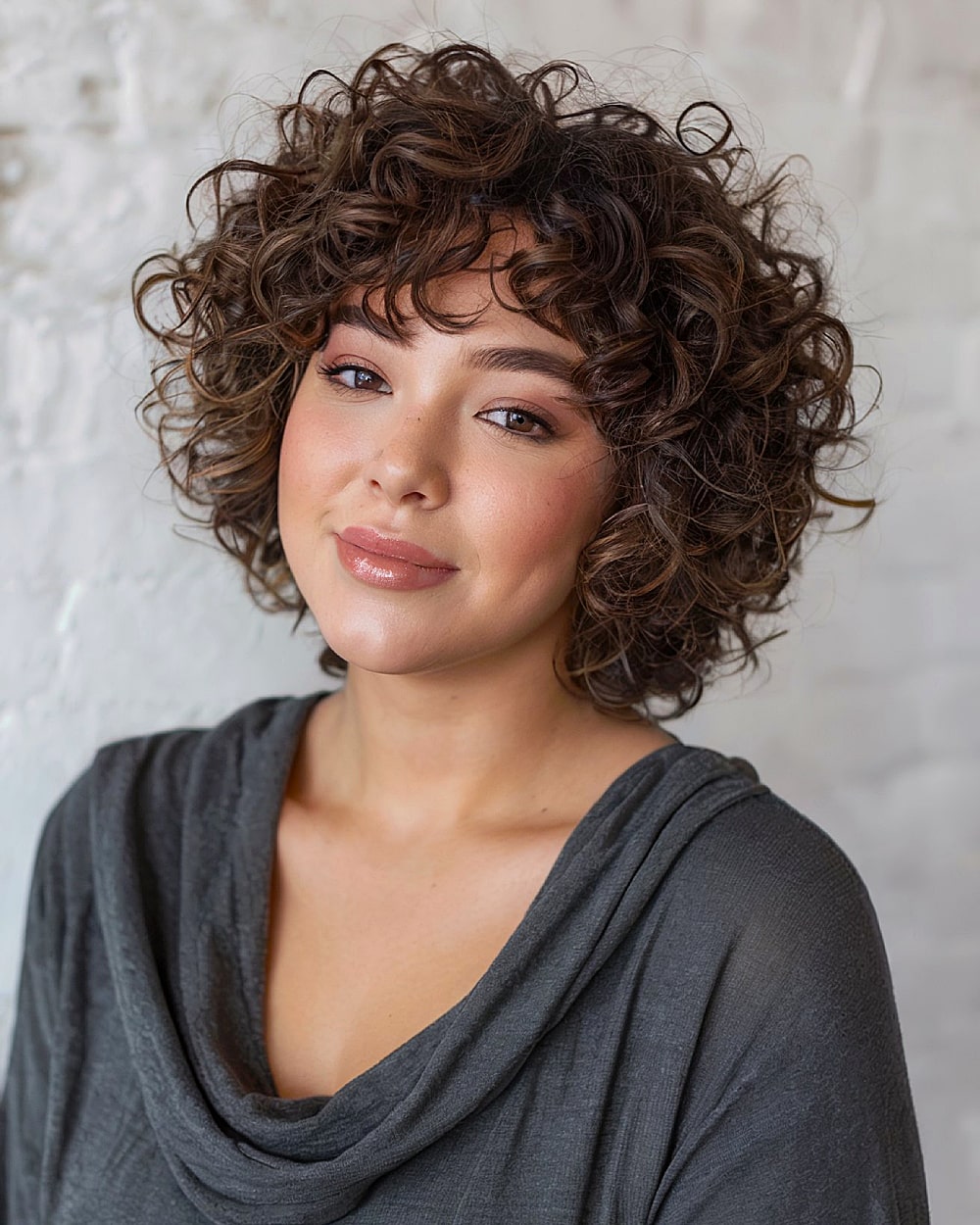 Meilleures coupes de cheveux courtes et bouclées pour les visages ronds en 2026 | Styles experts