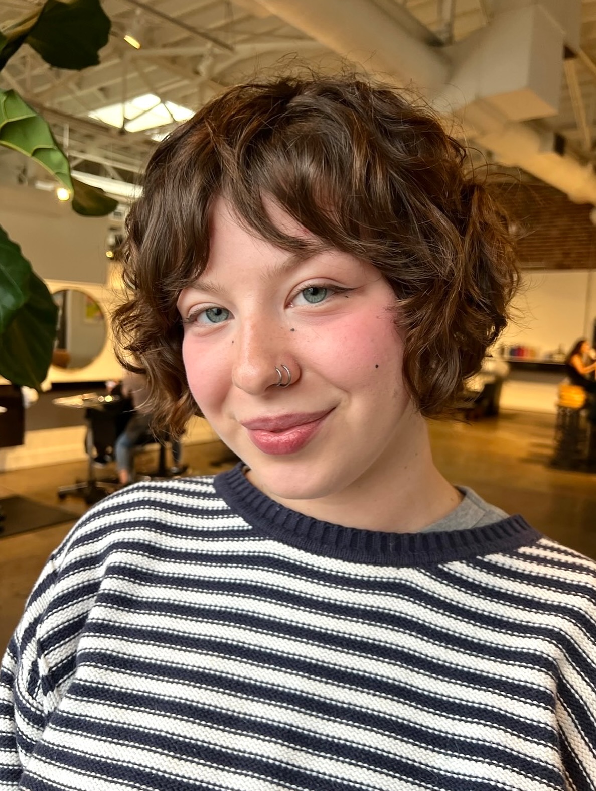 Meilleures coupes de cheveux courtes et bouclées pour les visages ronds en 2026 | Styles experts
