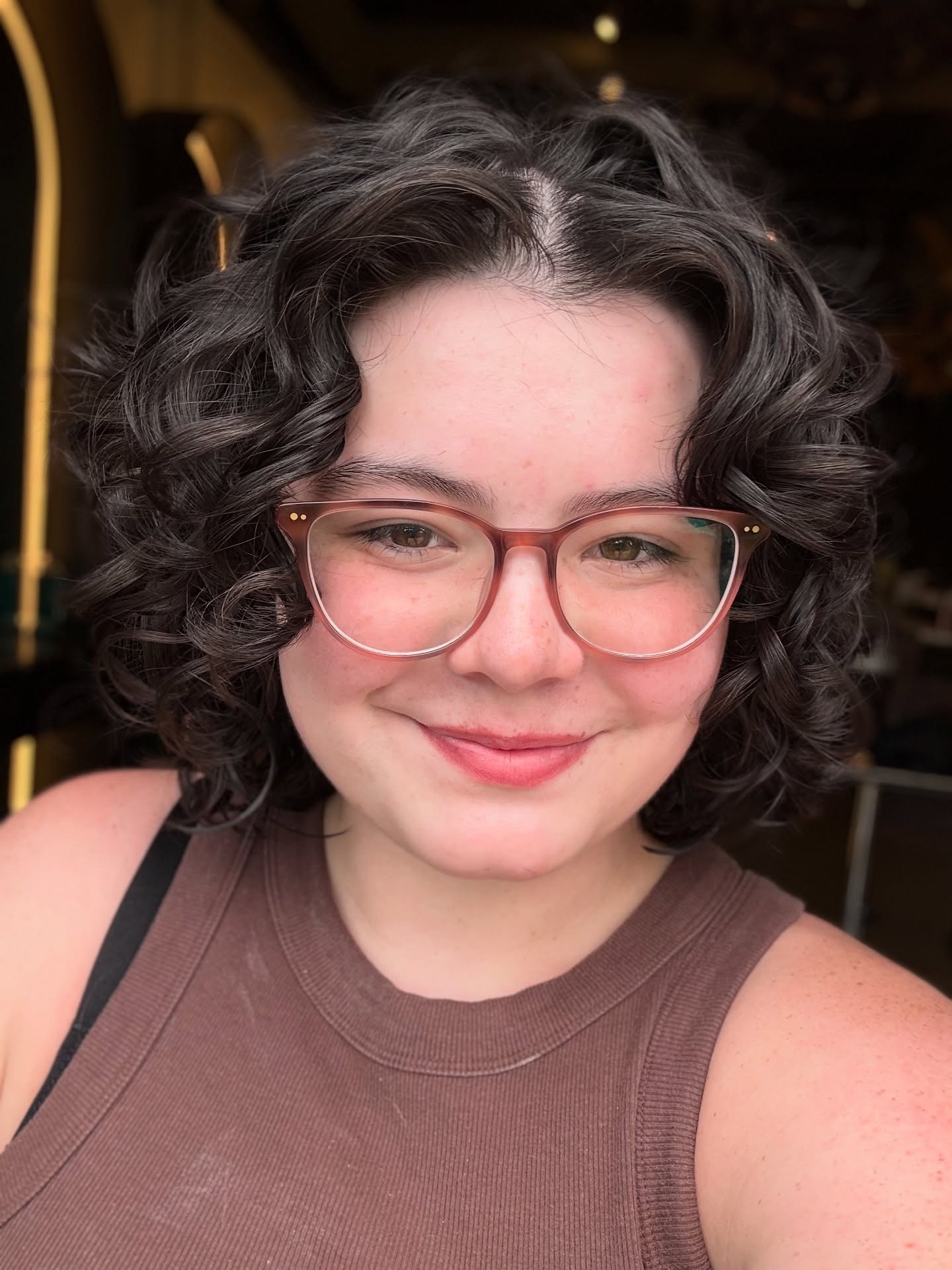 Meilleures coupes de cheveux courtes et bouclées pour les visages ronds en 2026 | Styles experts
