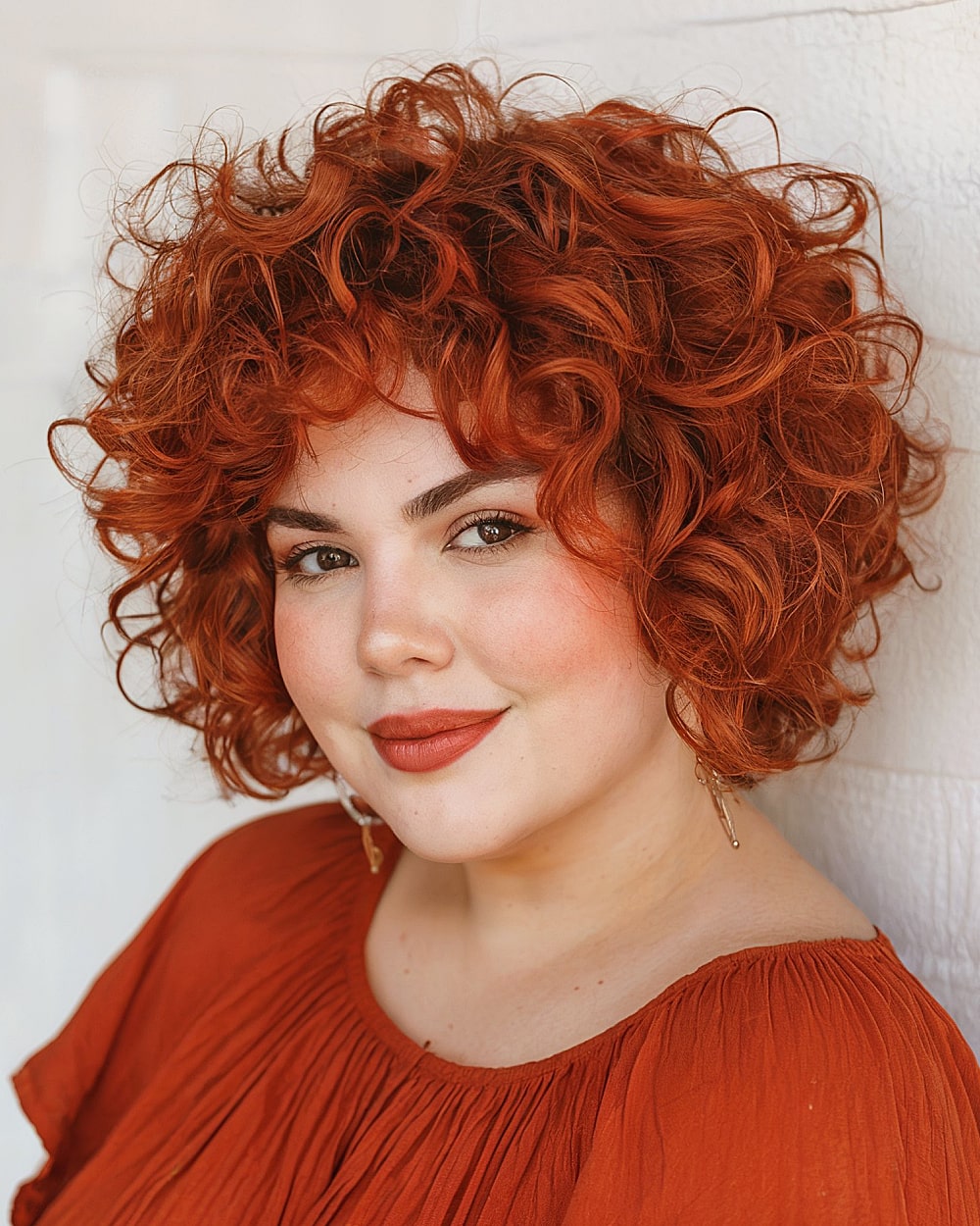 Meilleures coupes de cheveux courtes et bouclées pour les visages ronds en 2026 | Styles experts
