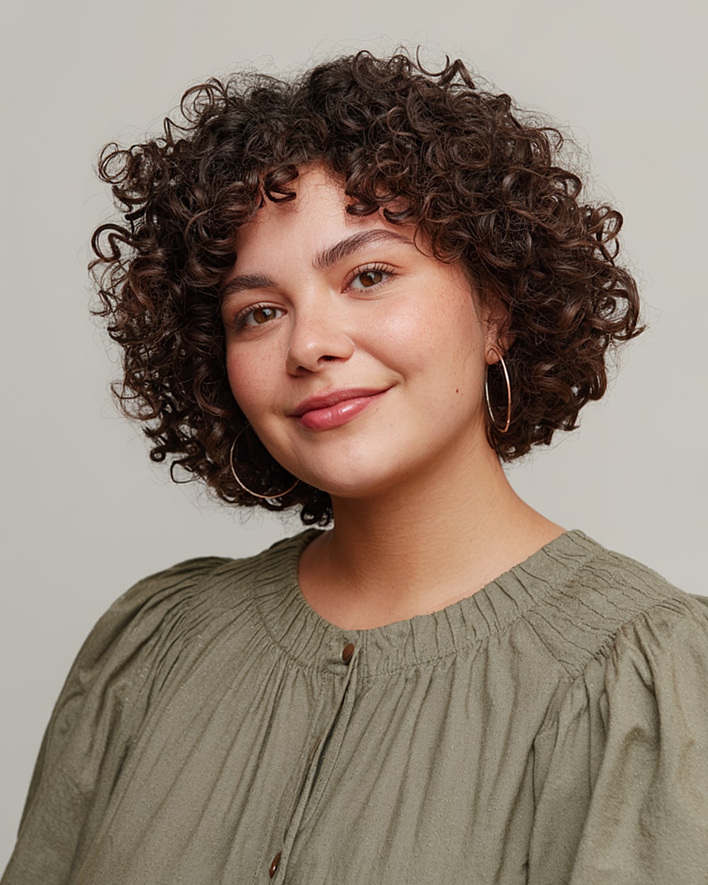 Meilleures coupes de cheveux courtes et bouclées pour les visages ronds en 2026 | Styles experts