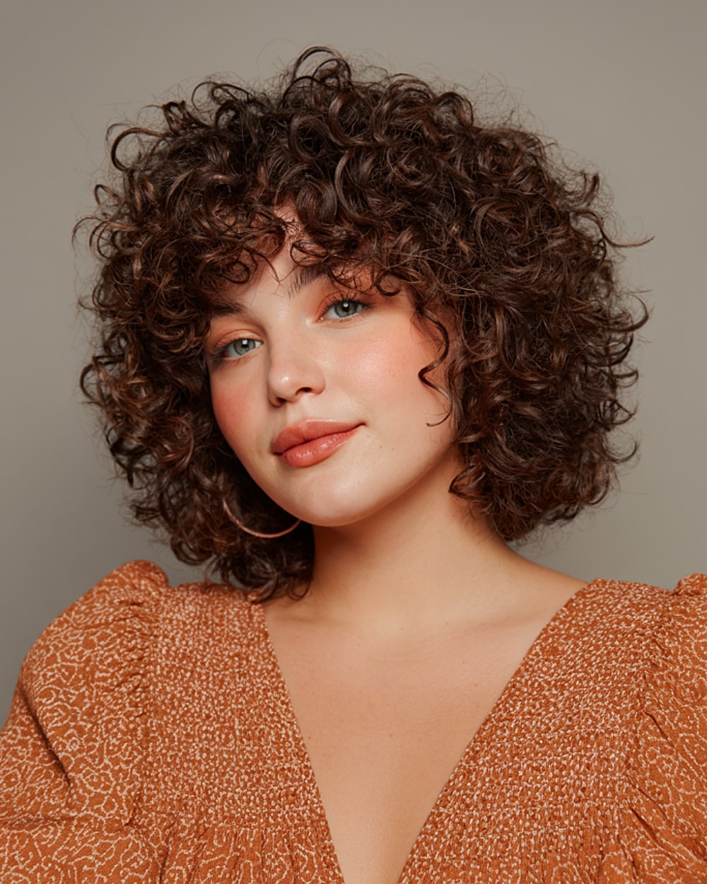 Meilleures coupes de cheveux courtes et bouclées pour les visages ronds en 2026 | Styles experts