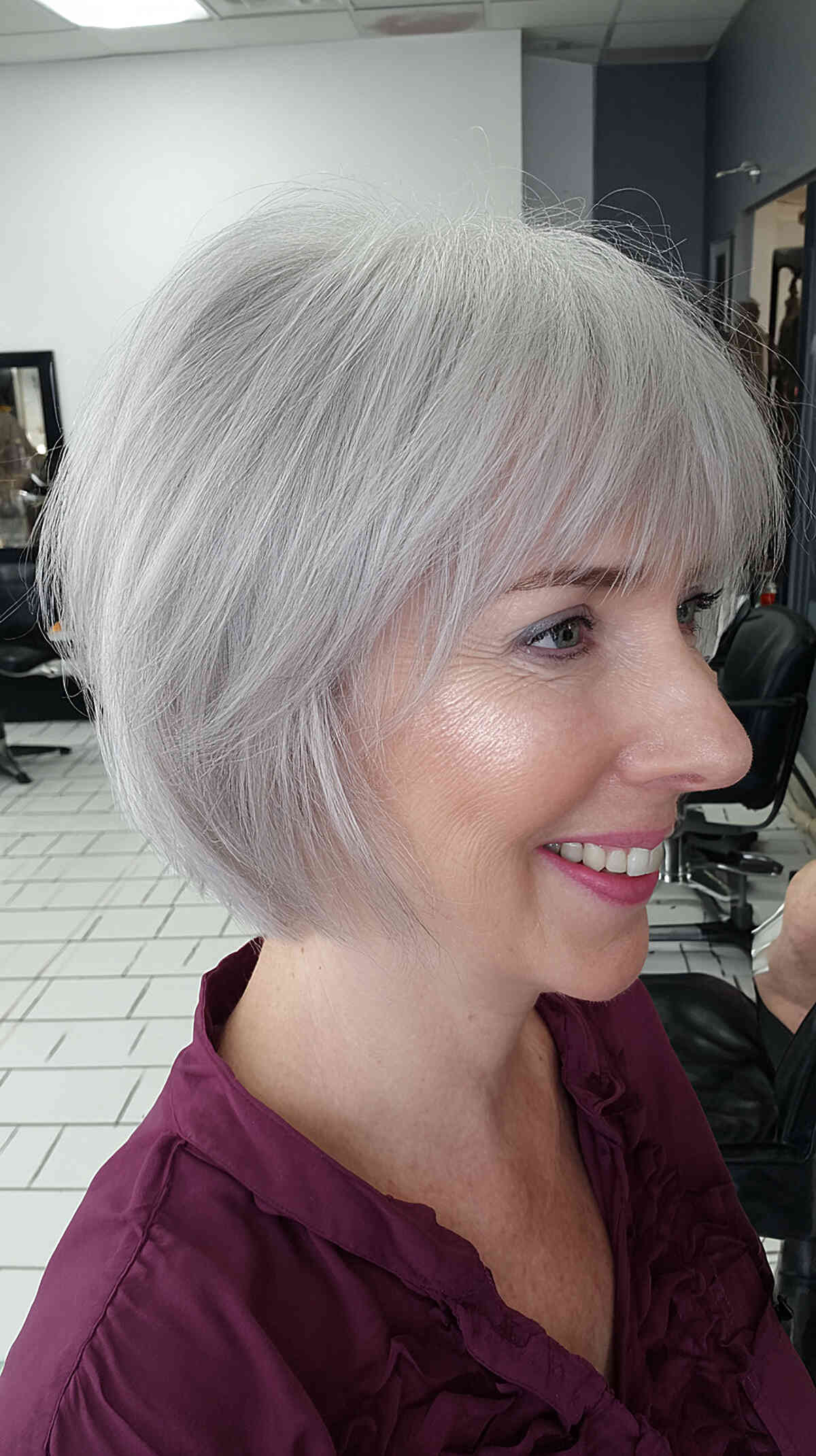 Meilleures coupes de cheveux grises courtes pour les femmes de plus de 50 ans en 2026 | Guide de style expert