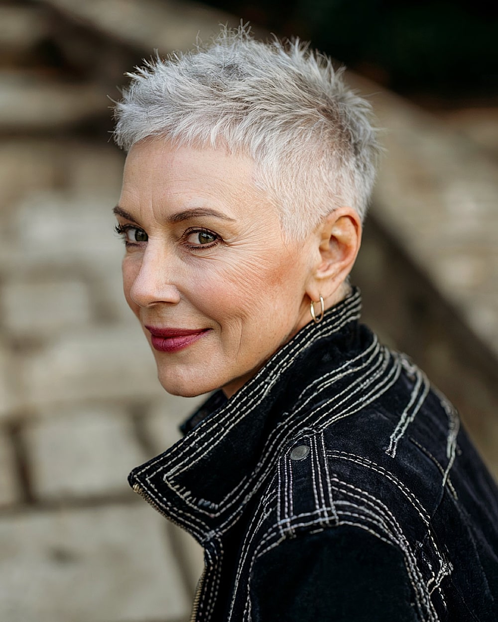 Meilleures coupes de cheveux grises courtes pour les femmes de plus de 50 ans en 2026 | Guide de style expert