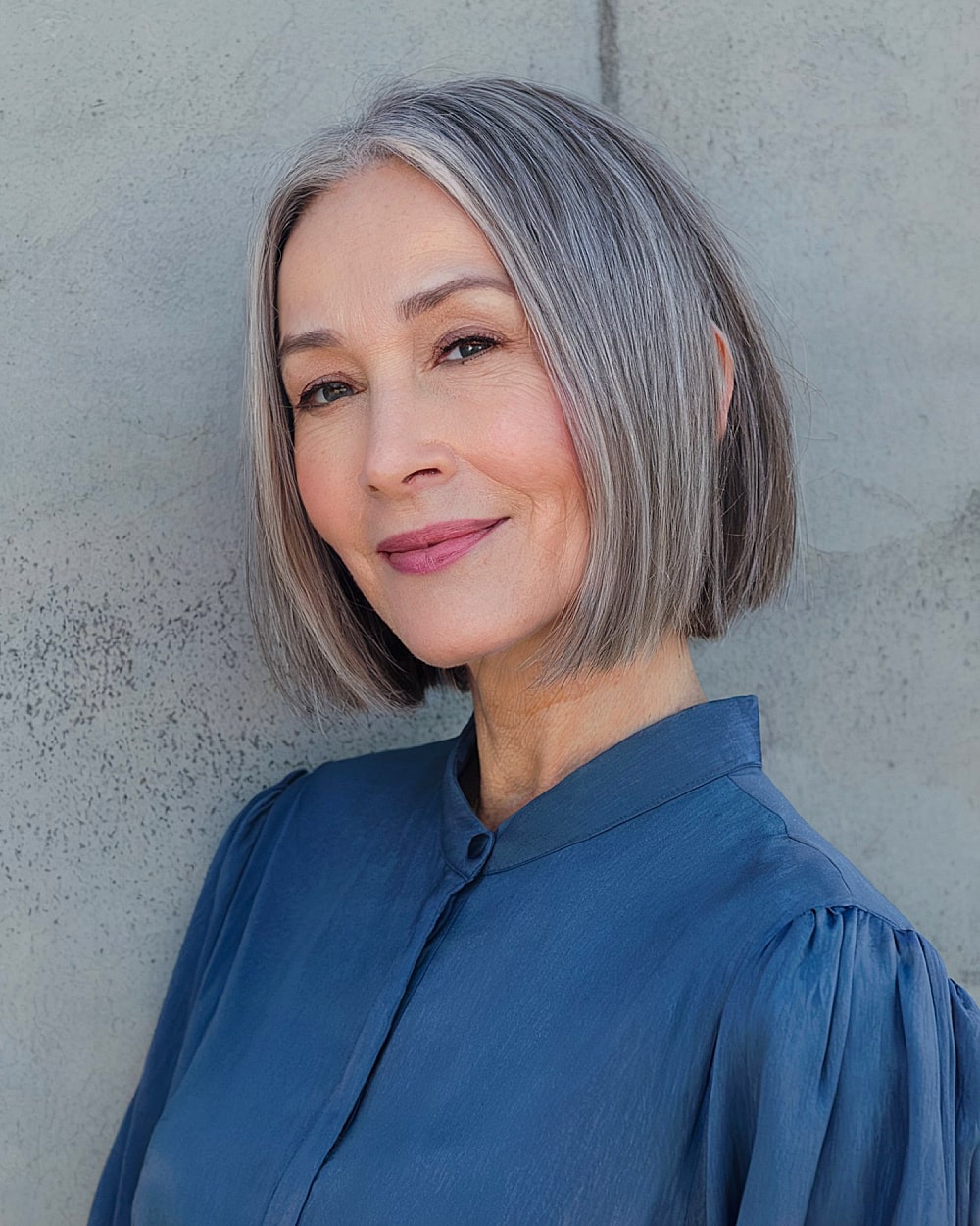 Meilleures coupes de cheveux grises courtes pour les femmes de plus de 50 ans en 2026 | Guide de style expert