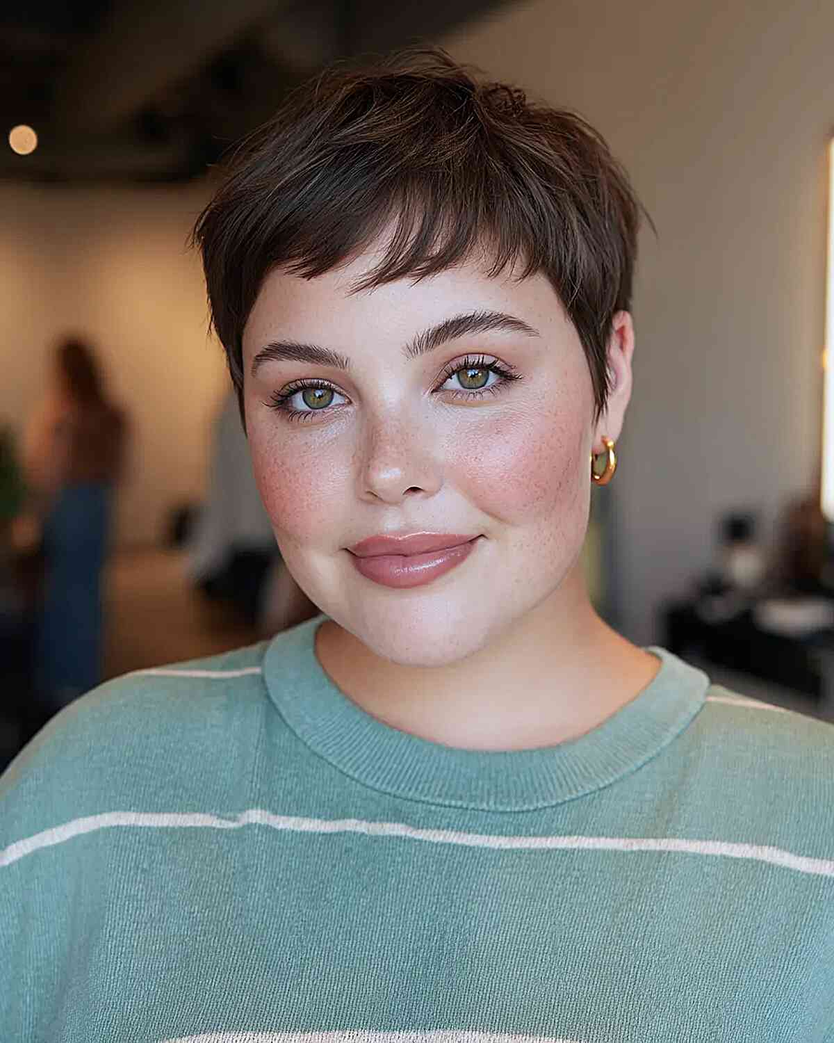 Coupes Pixie pour visages ronds :17 styles pour mettre en valeur vos traits en 2026