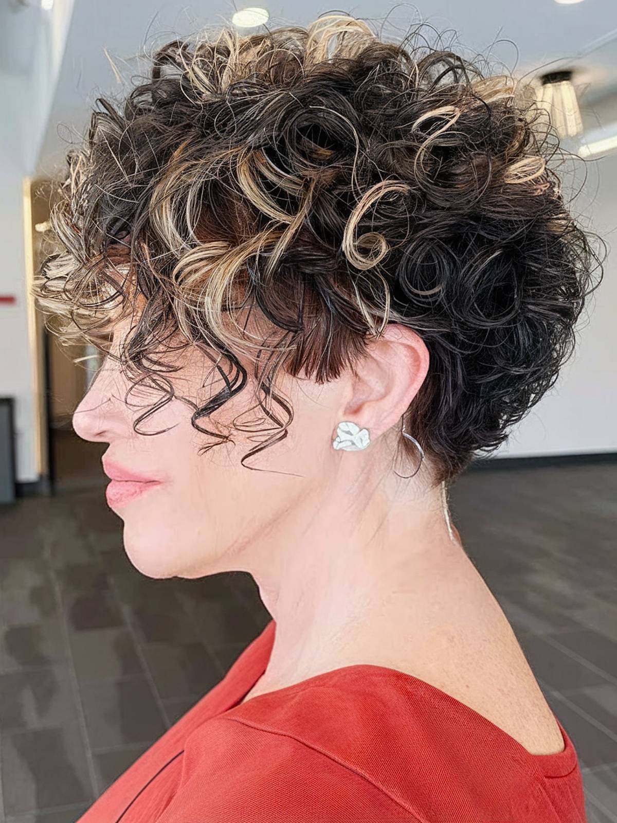 Os melhores cortes de cabelo em cunha para mulheres com mais de 50 anos:guia de estilo 2026 
