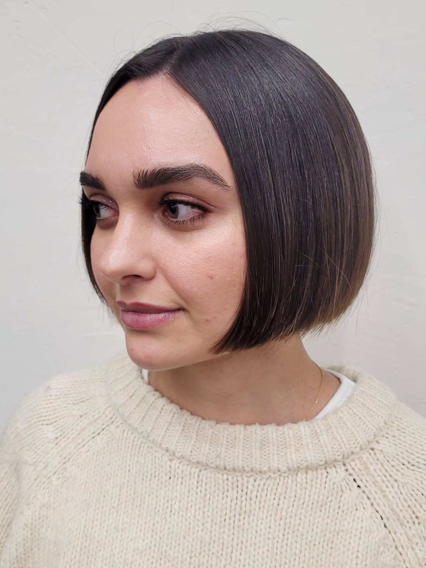 Melhores cortes de cabelo curtos para rostos redondos:estilos e dicas 