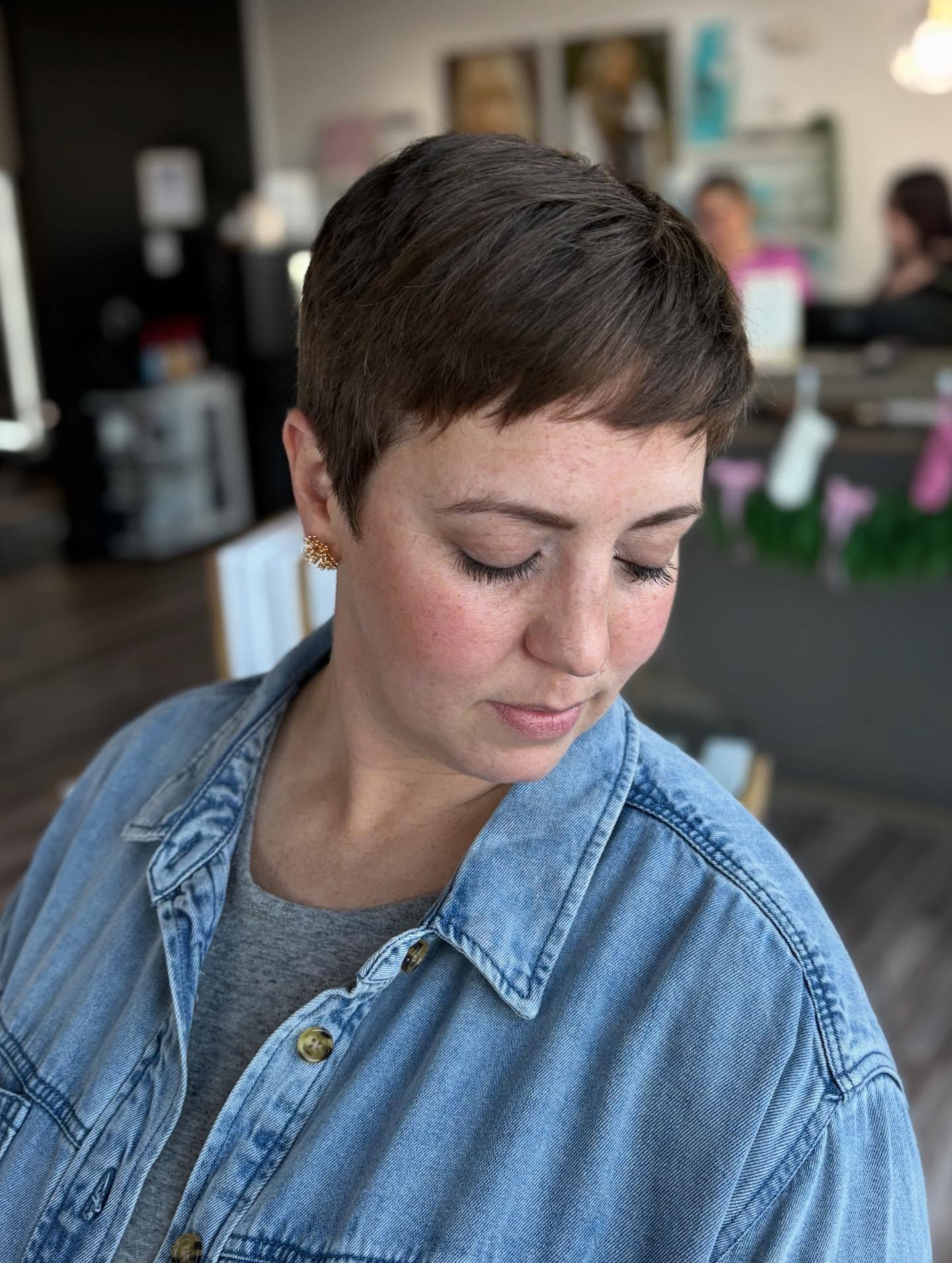 Melhores cortes de cabelo curtos para rostos redondos:estilos e dicas 