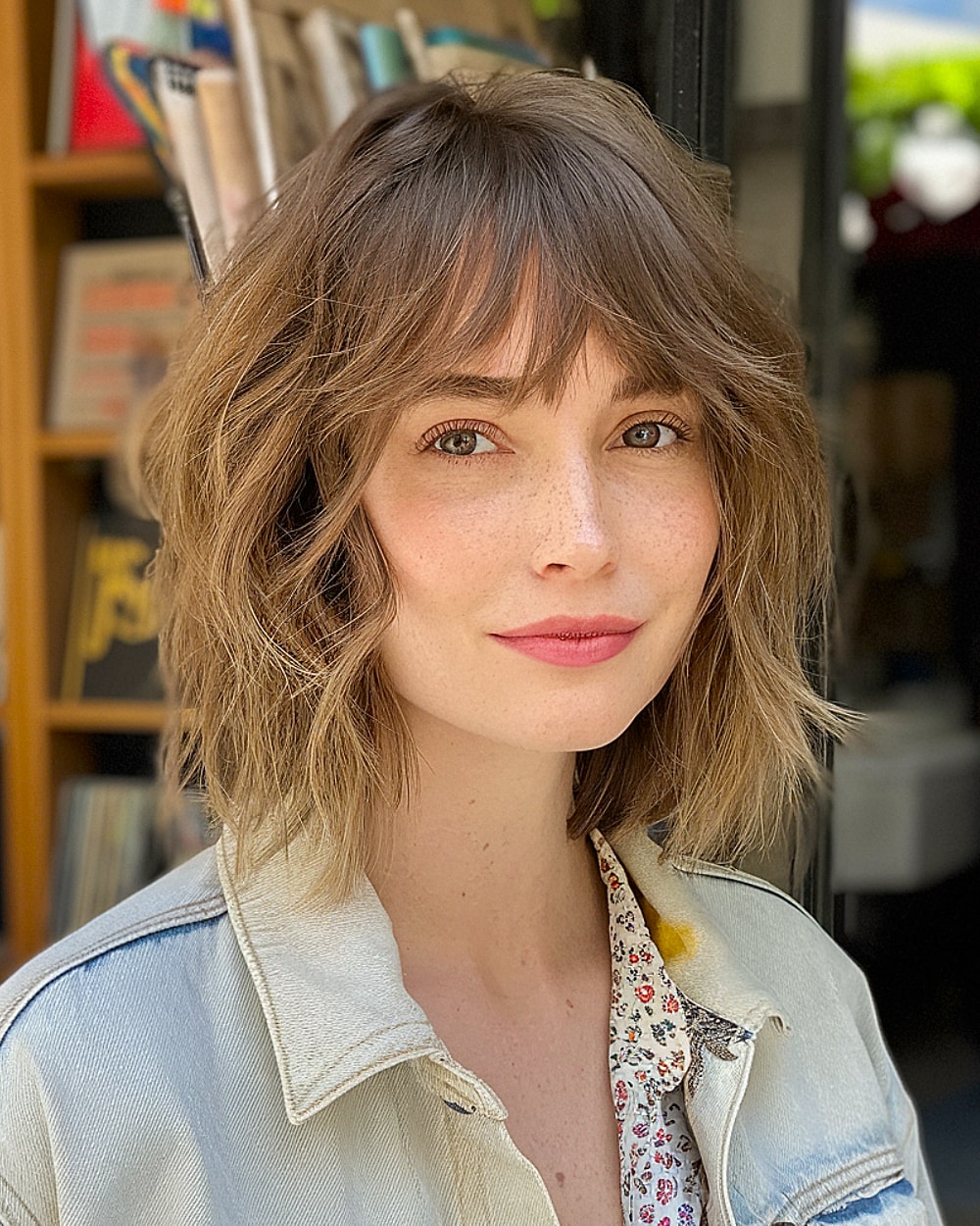 Coiffures courtes en désordre chic et sans effort :tendances et conseils de style 2026