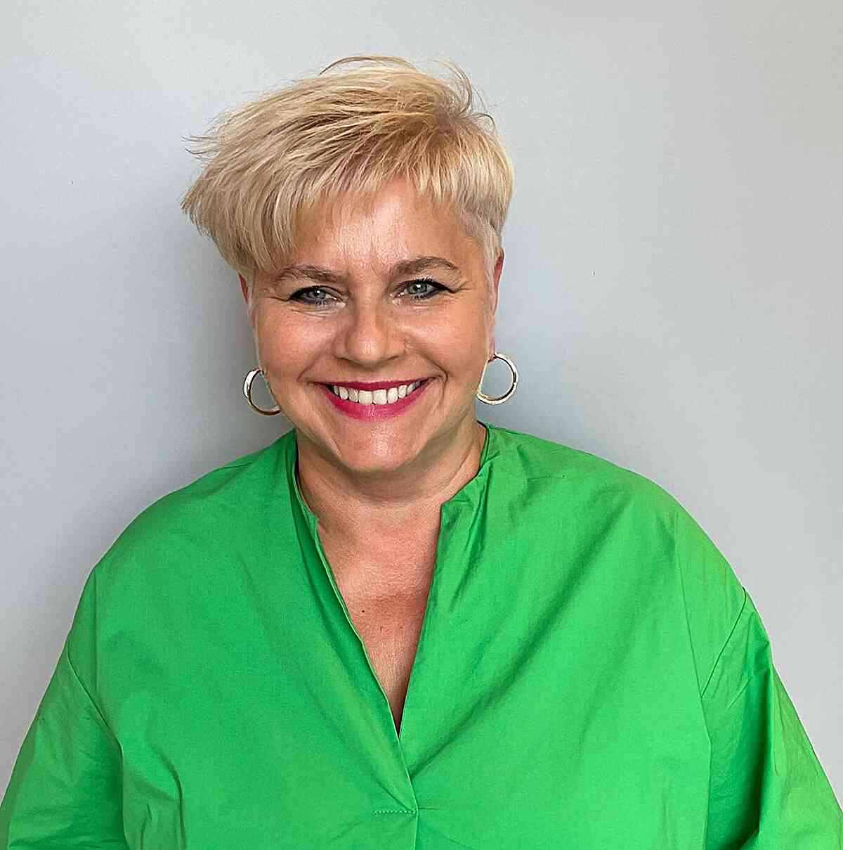 Meilleures coupes de cheveux courtes pour les visages ronds de plus de 60 ans :styles et conseils d experts 