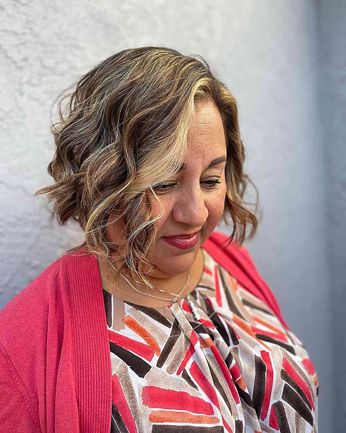 Meilleures coupes de cheveux courtes pour les visages ronds de plus de 60 ans :styles et conseils d experts 