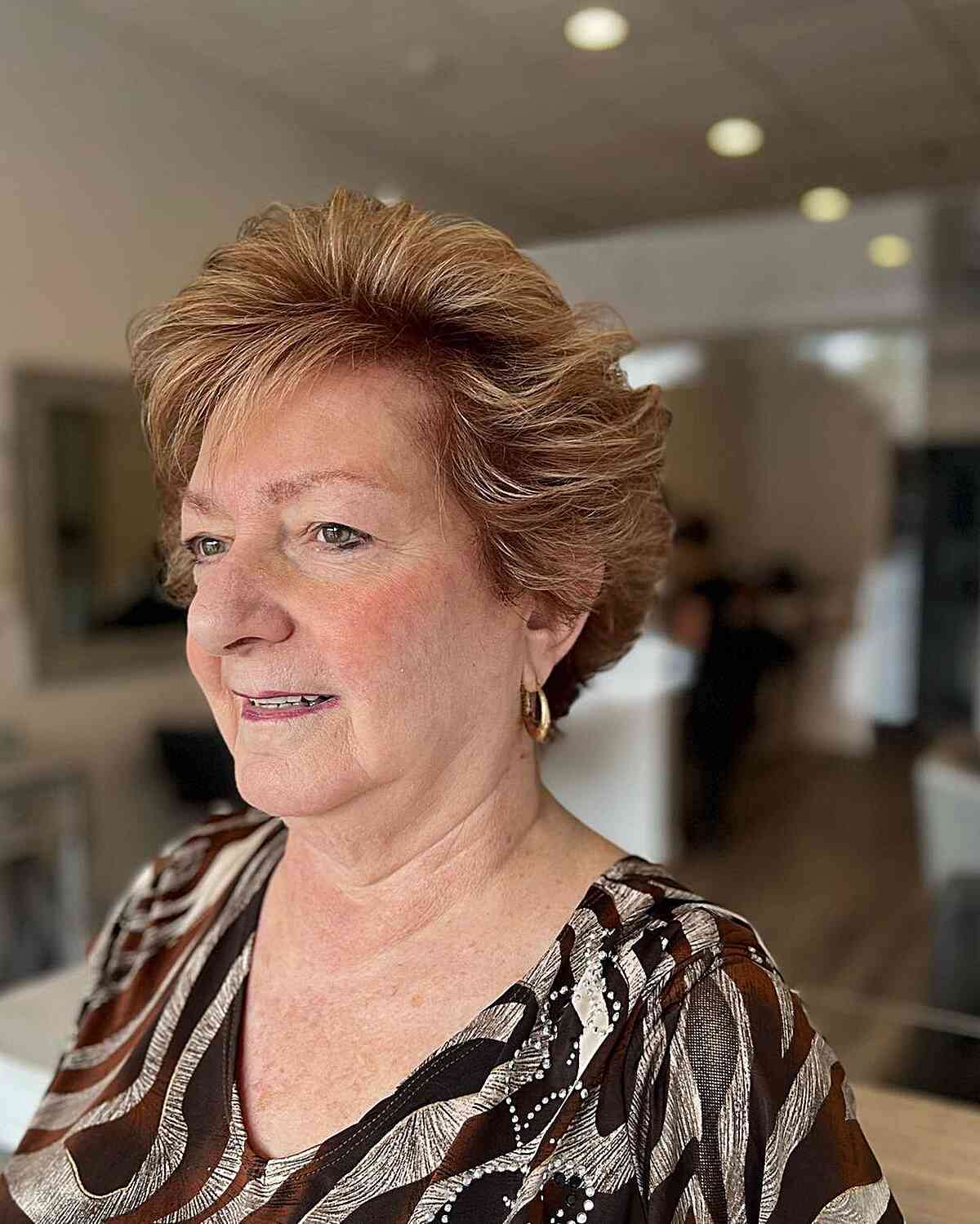 Meilleures coupes de cheveux courtes pour les visages ronds de plus de 60 ans :styles et conseils d experts 