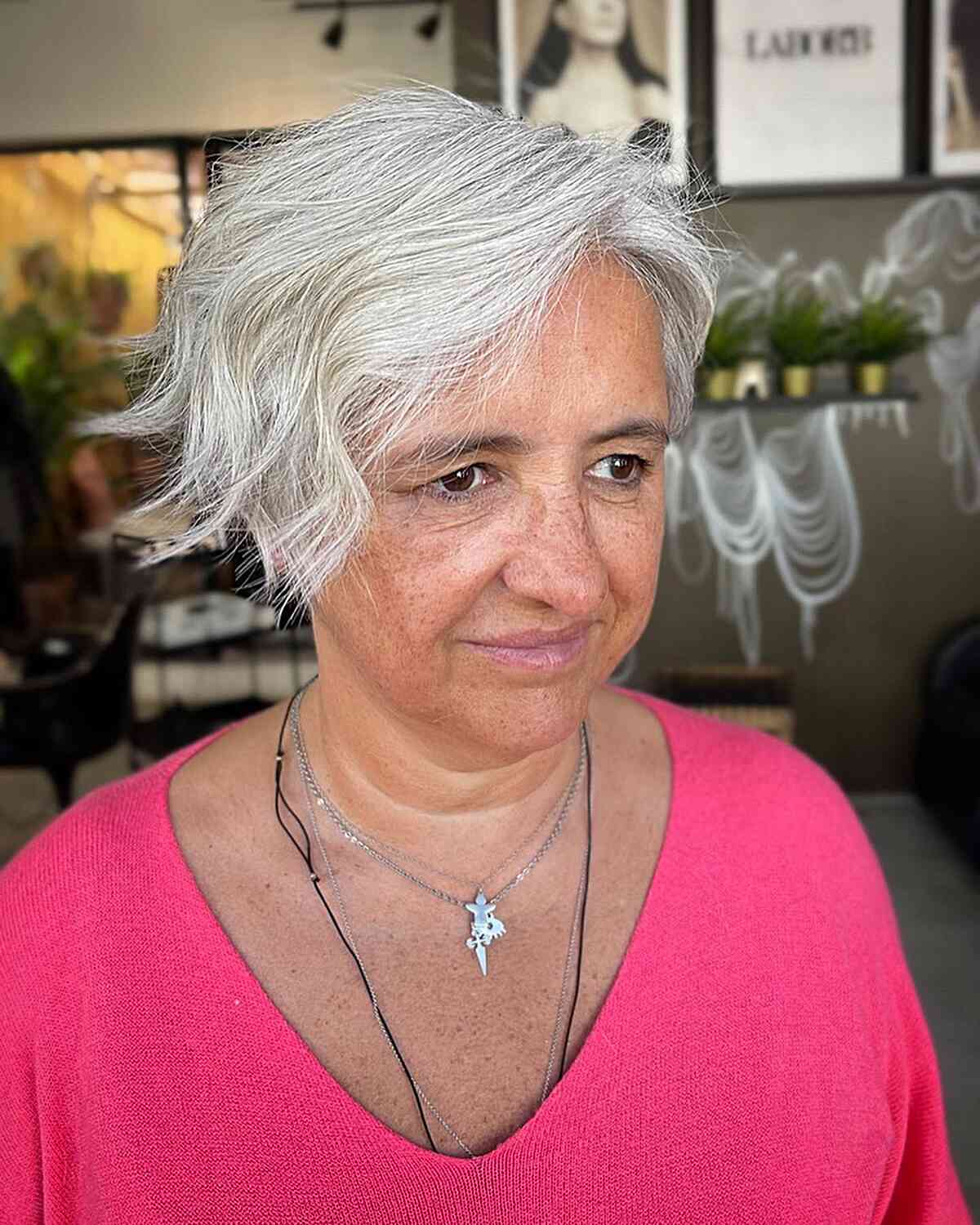 Meilleures coupes de cheveux courtes pour les visages ronds de plus de 60 ans :styles et conseils d experts 
