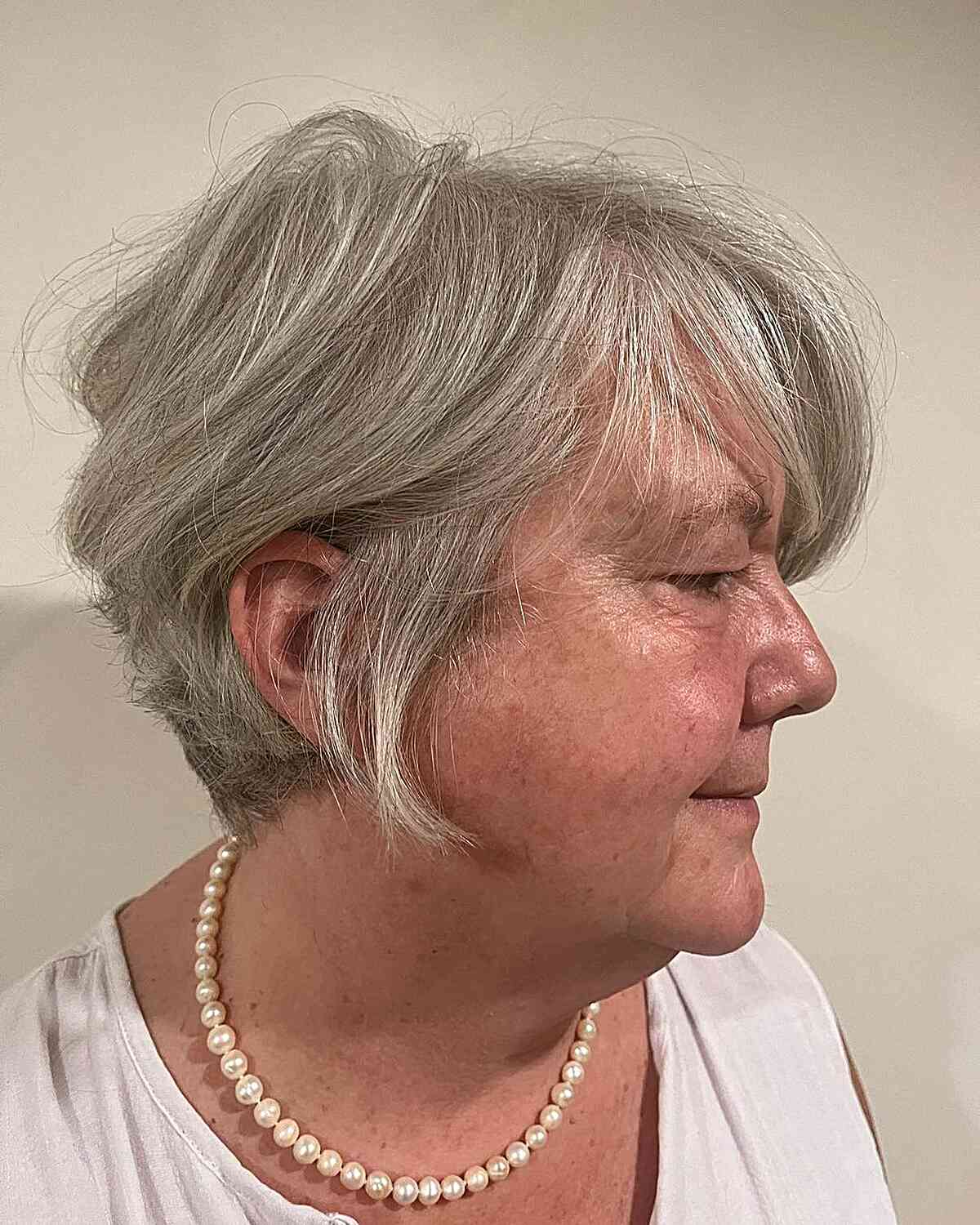 Meilleures coupes de cheveux courtes pour les visages ronds de plus de 60 ans :styles et conseils d experts 