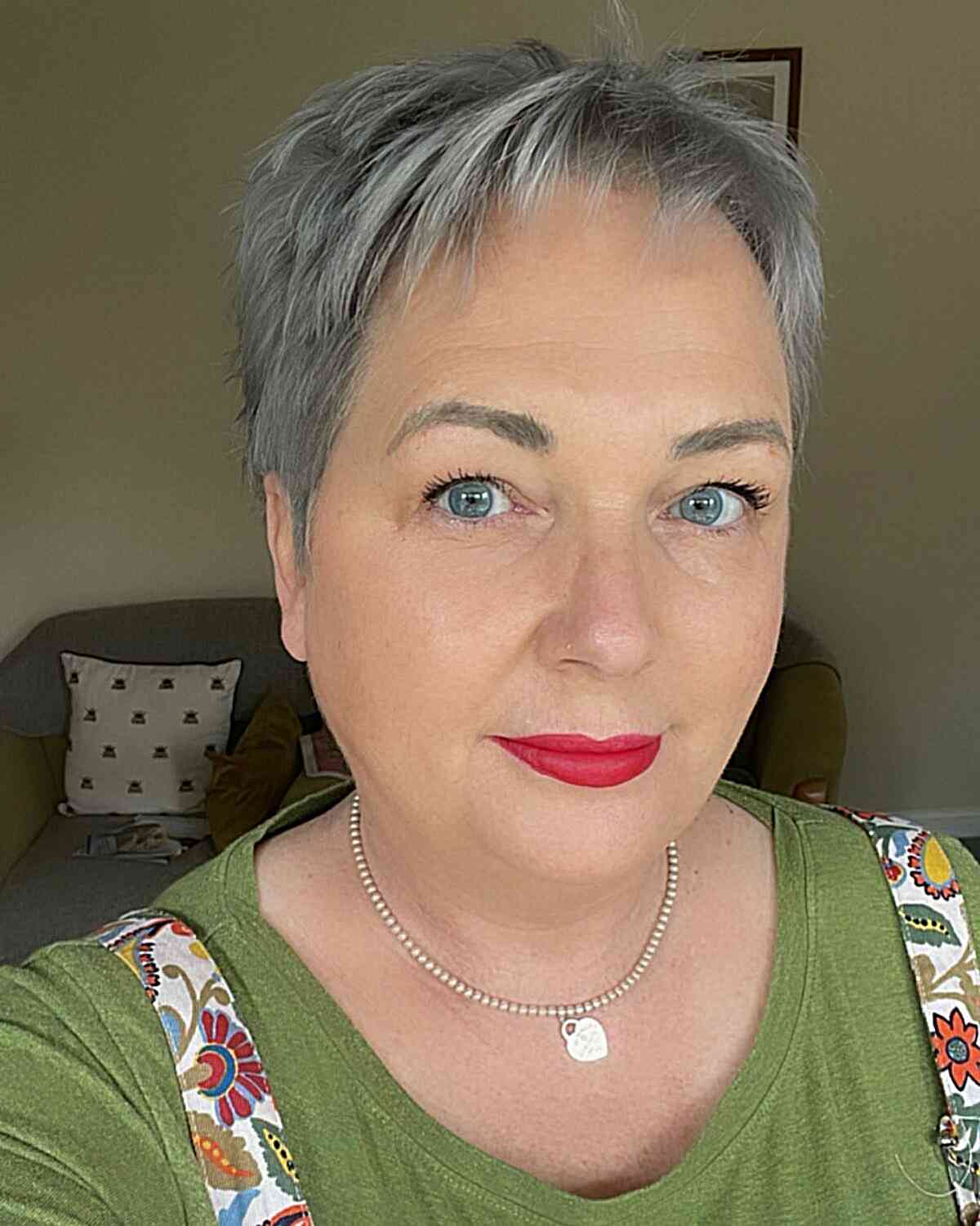 Meilleures coupes de cheveux courtes pour les visages ronds de plus de 60 ans :styles et conseils d experts 