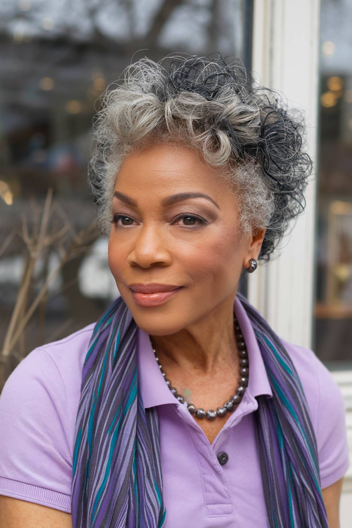 Coupes de cheveux naturelles courtes et élégantes pour les femmes noires matures | Tendances 2026