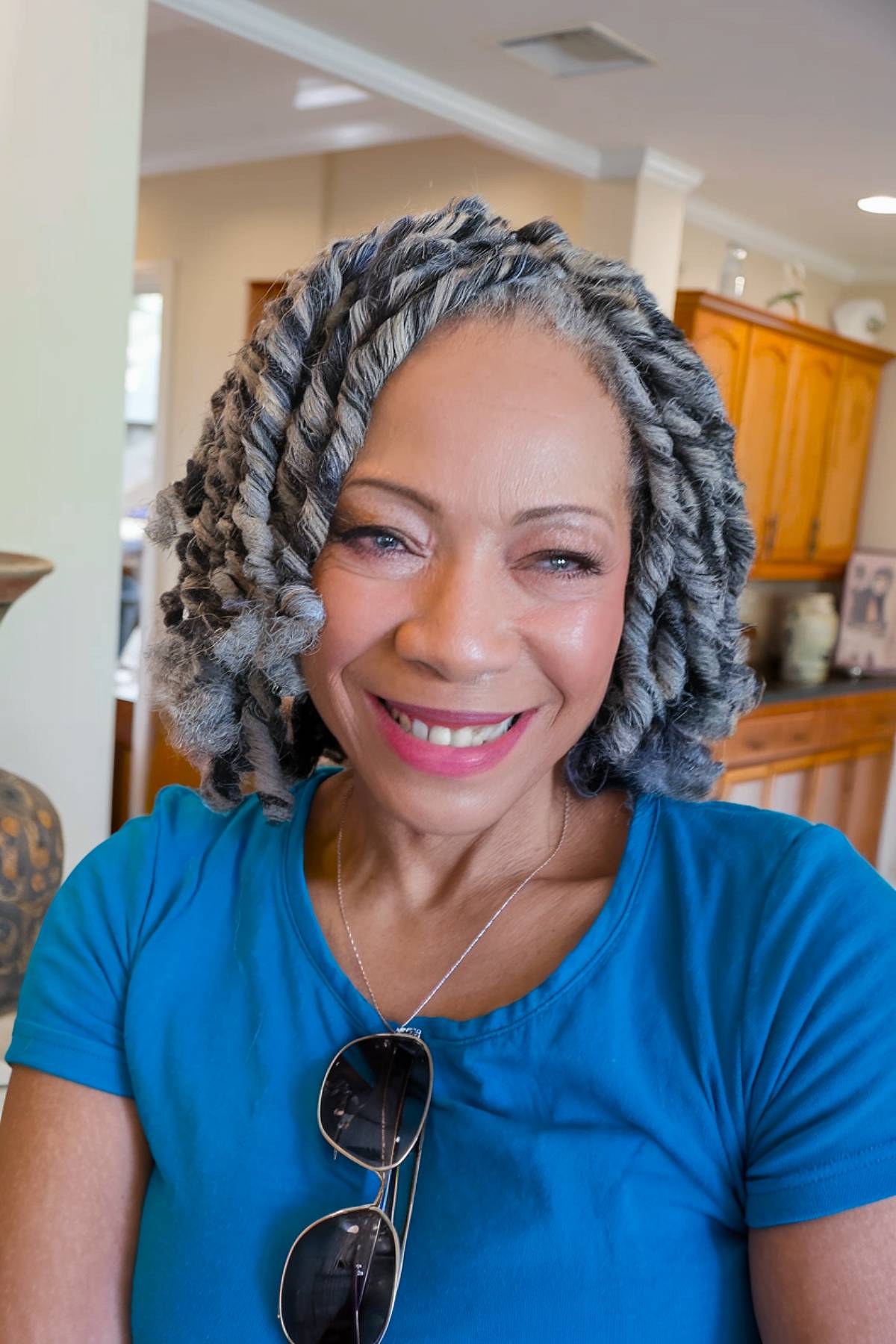 Coupes de cheveux naturelles courtes et élégantes pour les femmes noires matures | Tendances 2026