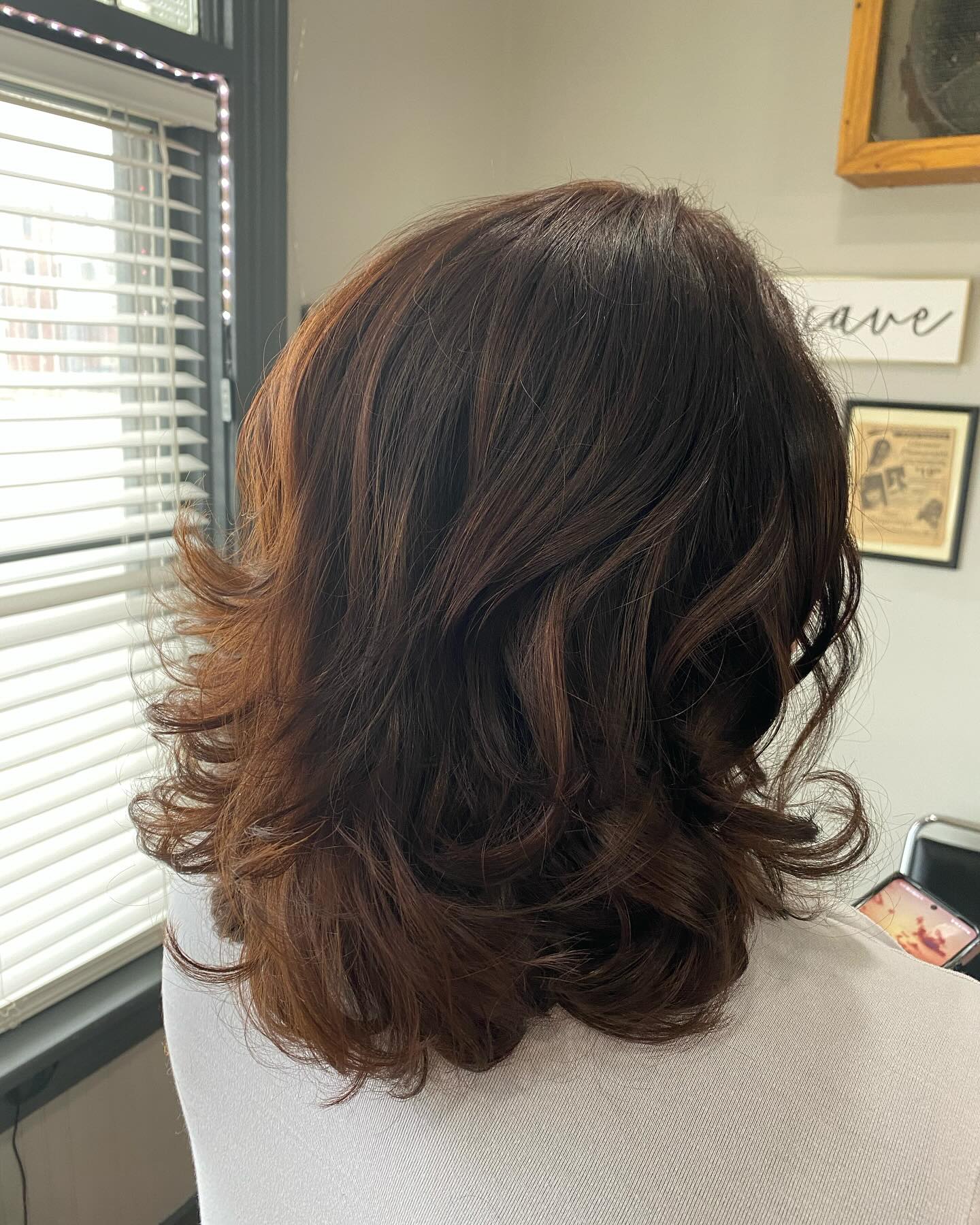 Cortes de cabelo desgrenhados na altura dos ombros:25 estilos impressionantes para 2026 