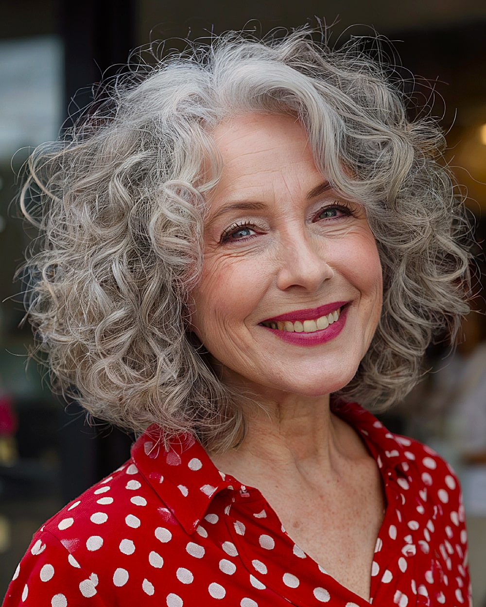 Melhores cortes de cabelo de comprimento médio para mulheres com mais de 70 anos | Estilos elegantes e lisonjeiros 