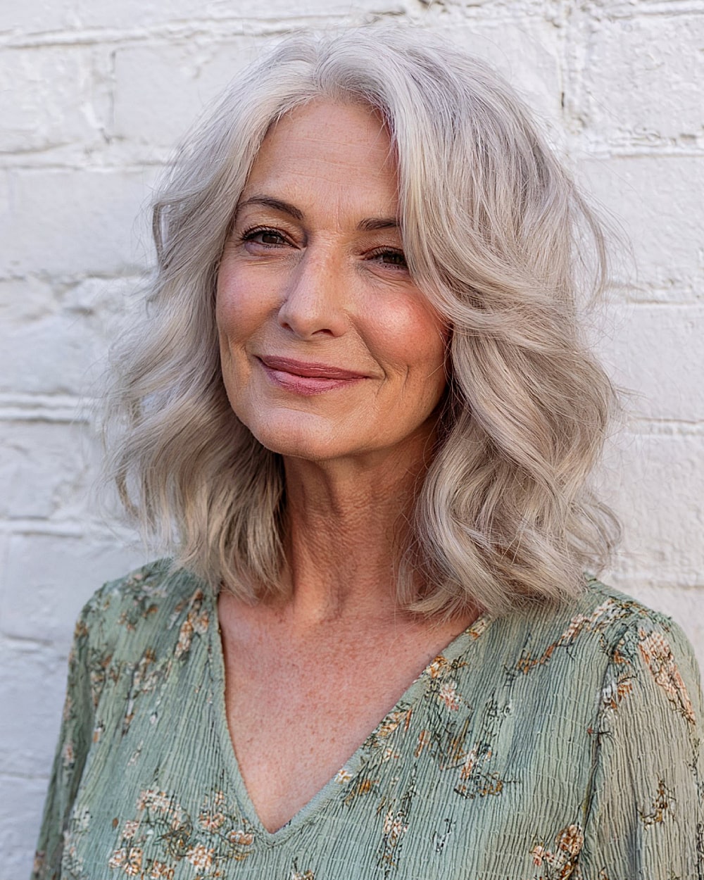 Melhores cortes de cabelo de comprimento médio para mulheres com mais de 70 anos | Estilos elegantes e lisonjeiros 