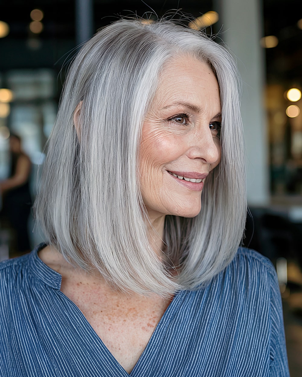 Melhores cortes de cabelo de comprimento médio para mulheres com mais de 70 anos | Estilos elegantes e lisonjeiros 