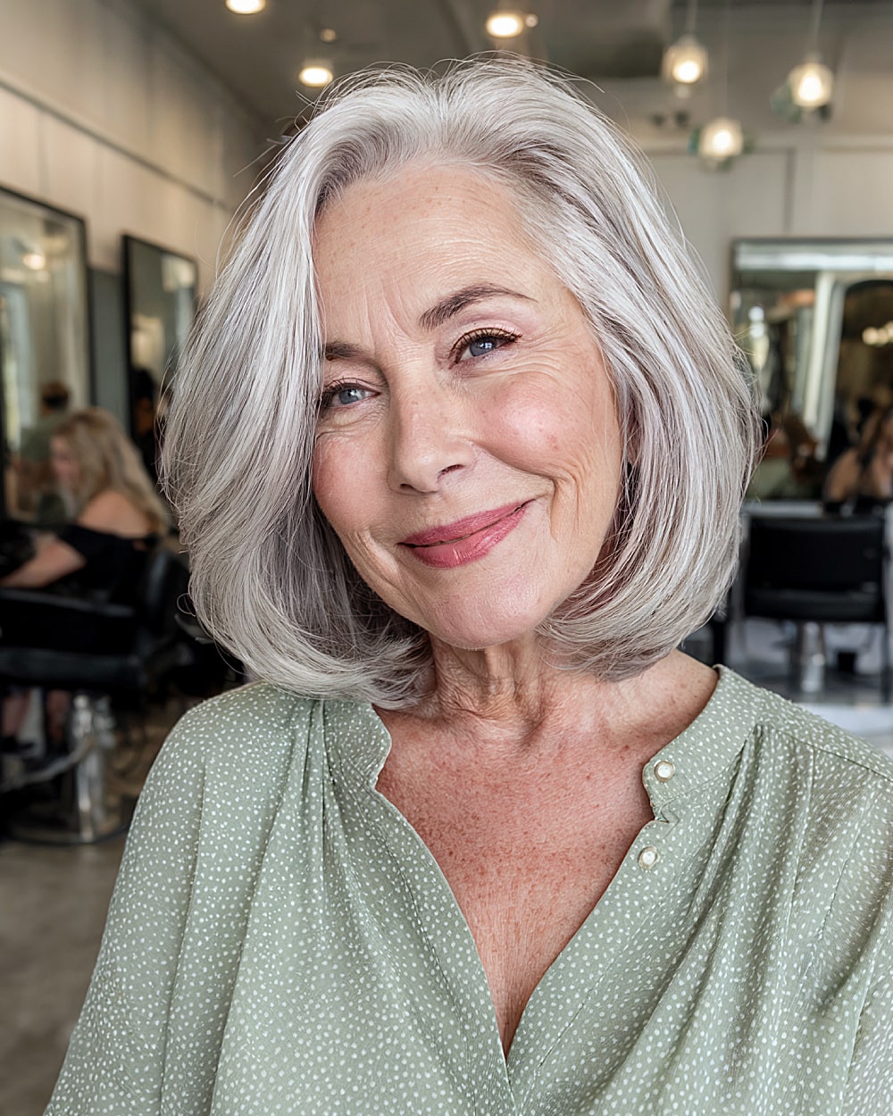 Melhores cortes de cabelo de comprimento médio para mulheres com mais de 70 anos | Estilos elegantes e lisonjeiros 
