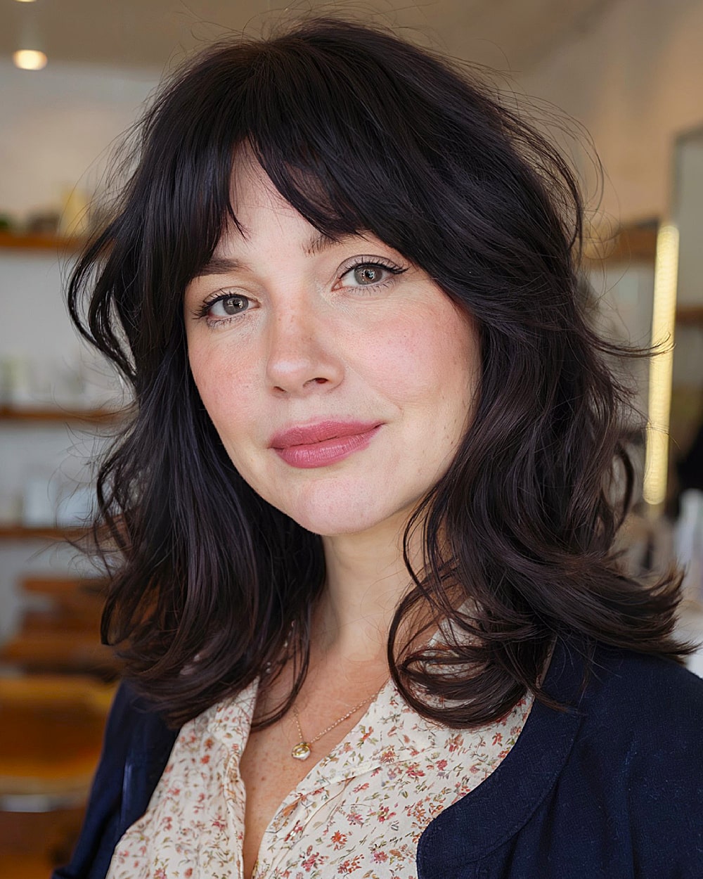 40歳以上の丸顔に最適なミディアムヘアカット |専門家によるスタイリングのヒント 