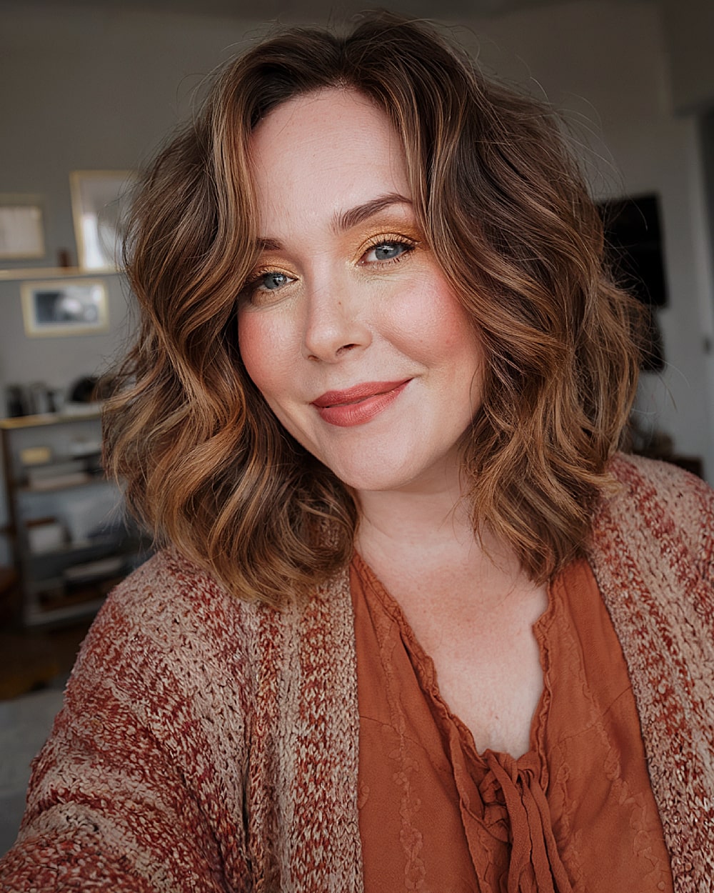 40歳以上の丸顔に最適なミディアムヘアカット |専門家によるスタイリングのヒント 