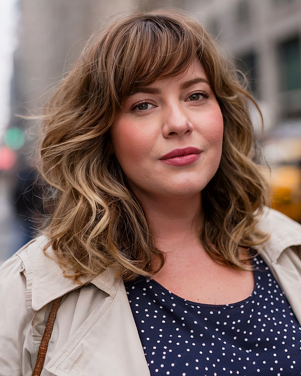 40歳以上の丸顔に最適なミディアムヘアカット |専門家によるスタイリングのヒント 