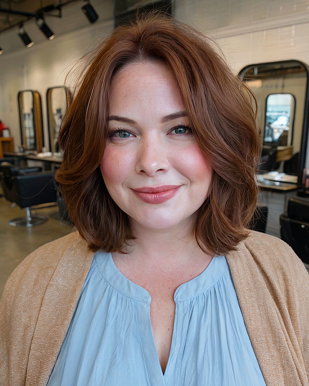 40歳以上の丸顔に最適なミディアムヘアカット |専門家によるスタイリングのヒント 