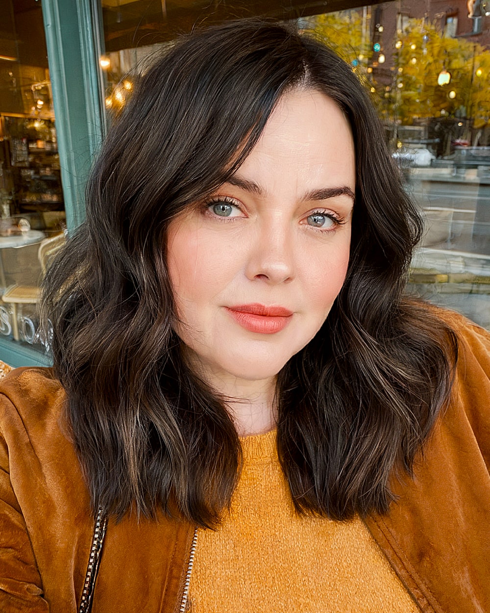 40歳以上の丸顔に最適なミディアムヘアカット |専門家によるスタイリングのヒント 