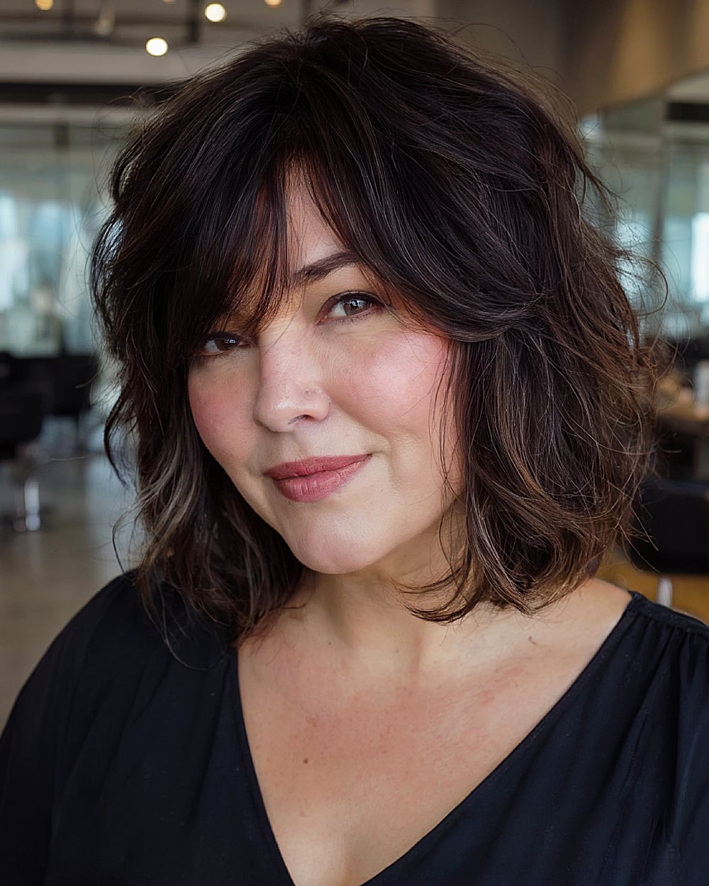 40歳以上の丸顔に最適なミディアムヘアカット |専門家によるスタイリングのヒント 