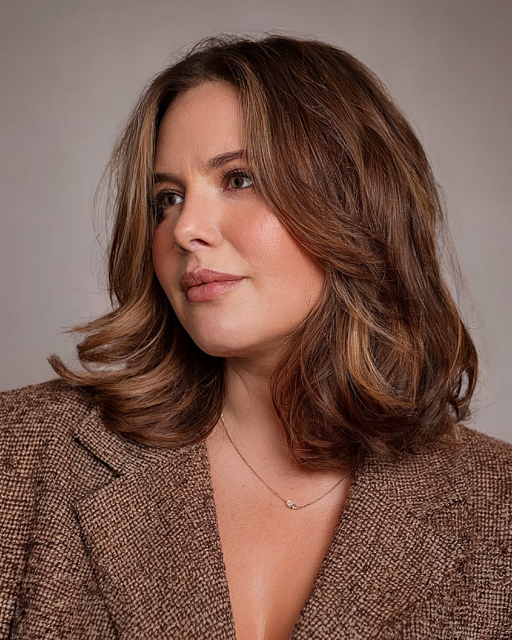 40歳以上の丸顔に最適なミディアムヘアカット |専門家によるスタイリングのヒント 