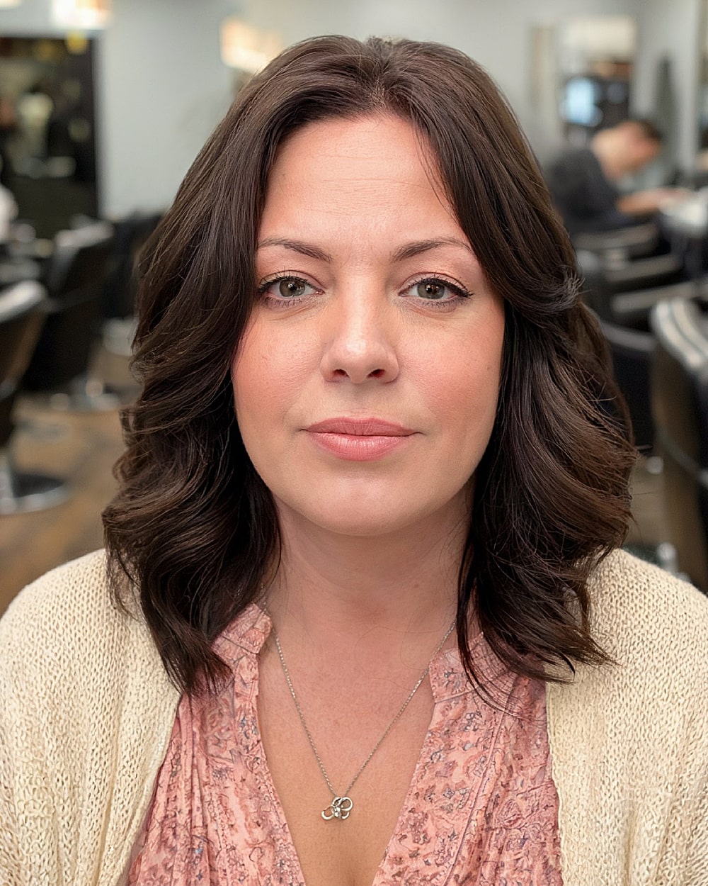 40歳以上の丸顔に最適なミディアムヘアカット |専門家によるスタイリングのヒント 