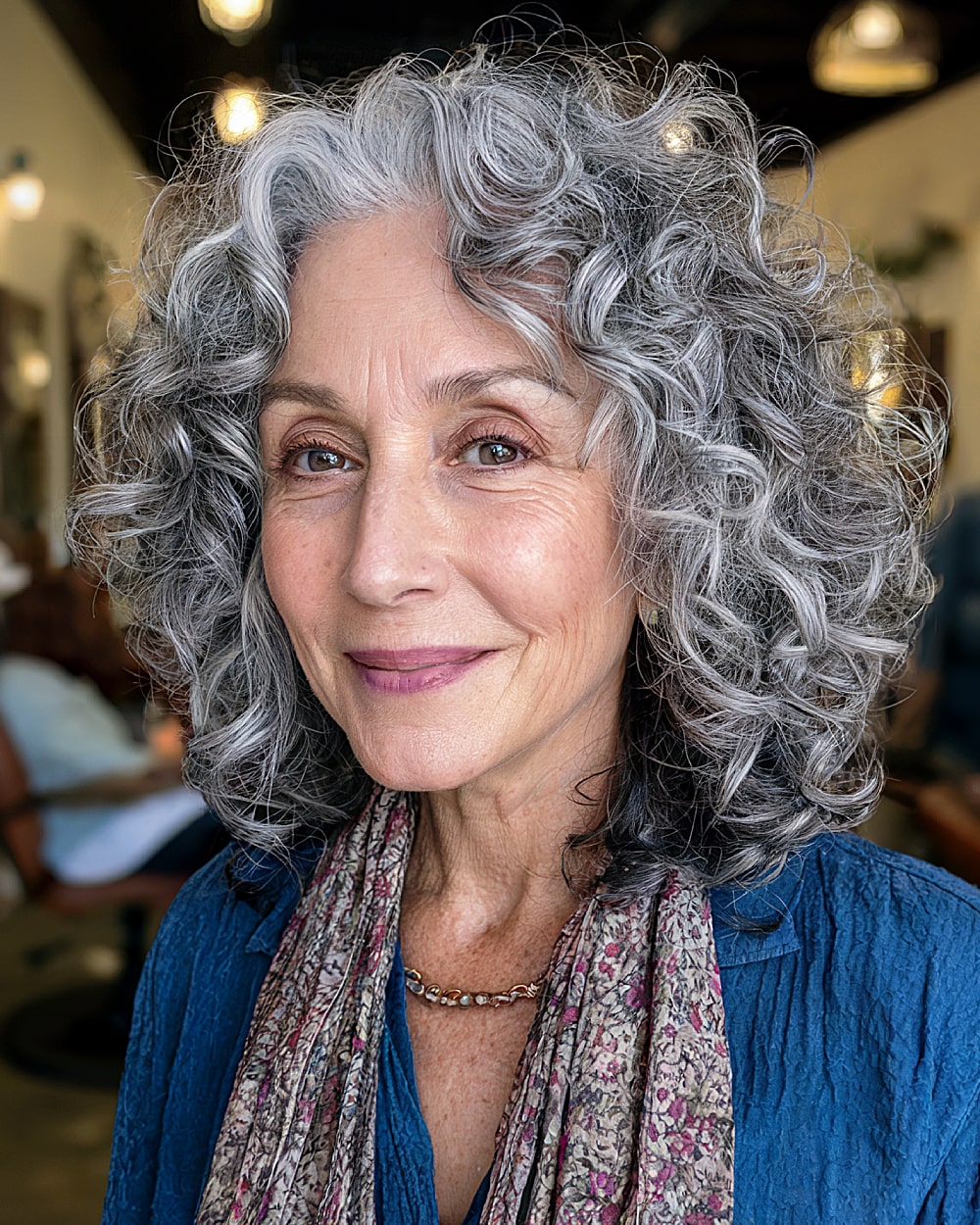 Meilleures coupes de cheveux en couches pour cheveux fins de plus de 60 ans :volume et style 