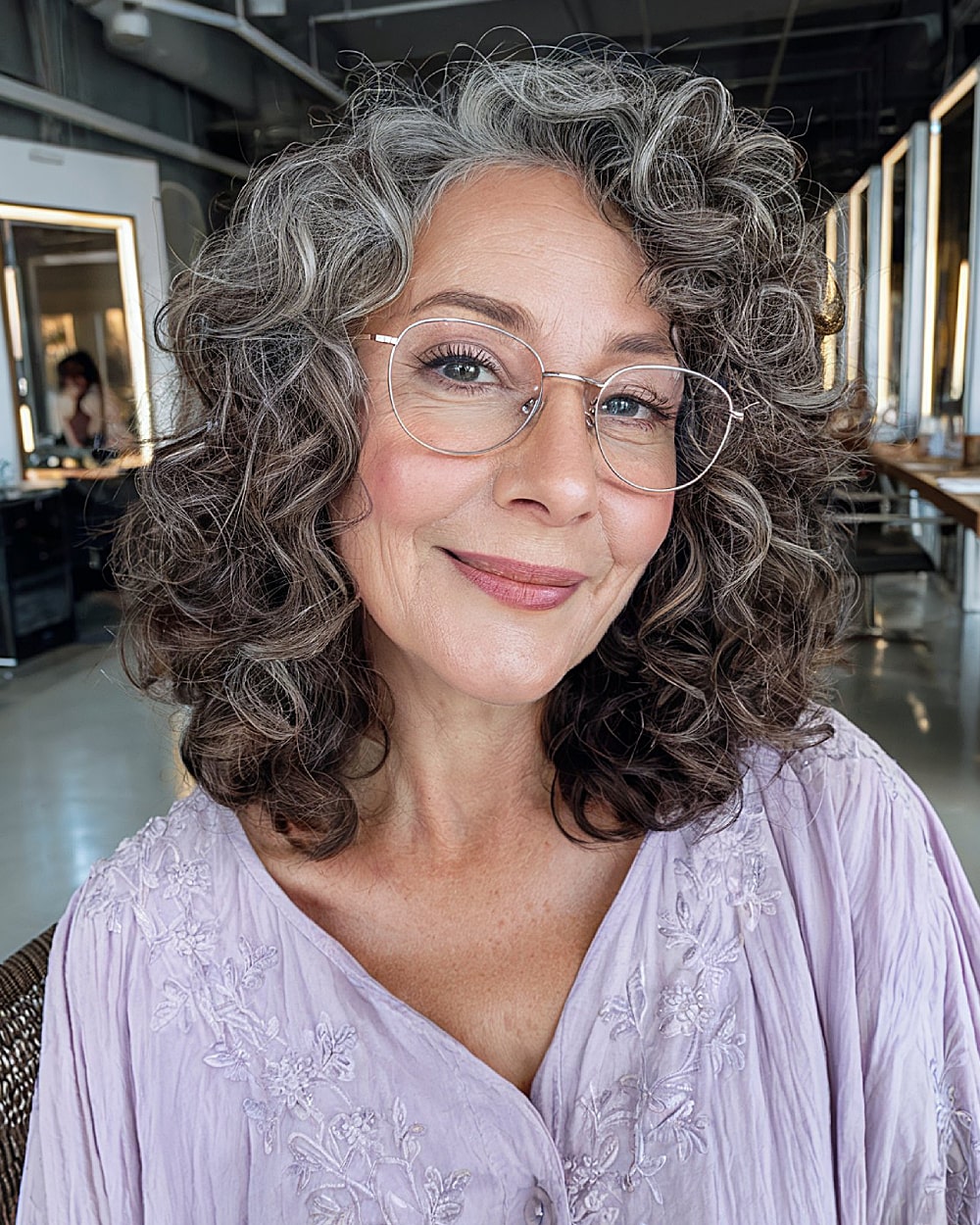 Meilleures coupes de cheveux en couches pour cheveux fins de plus de 60 ans :volume et style 