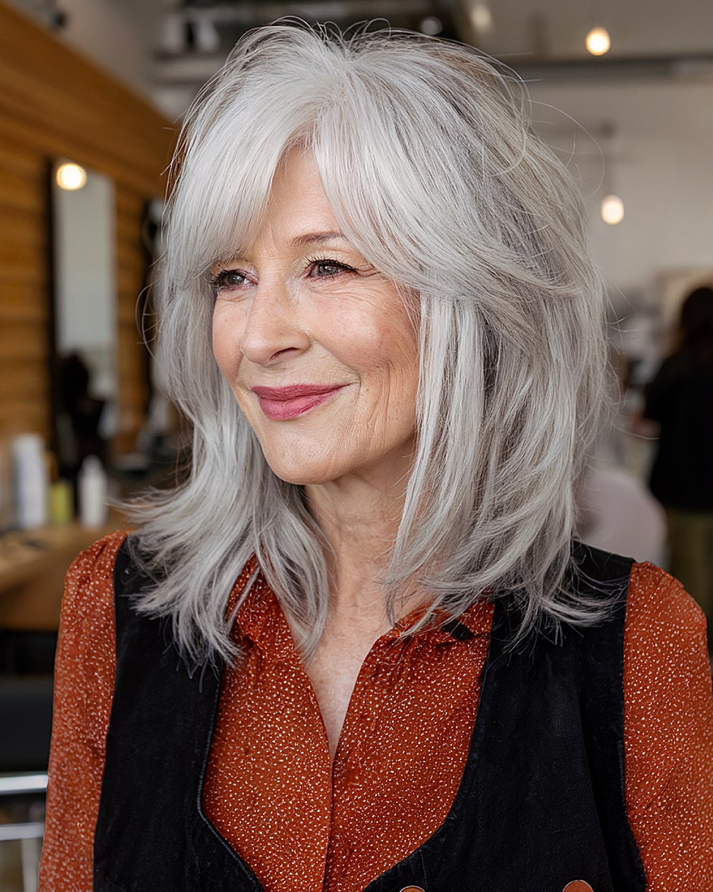 Meilleures coupes de cheveux en couches pour cheveux fins de plus de 60 ans :volume et style 