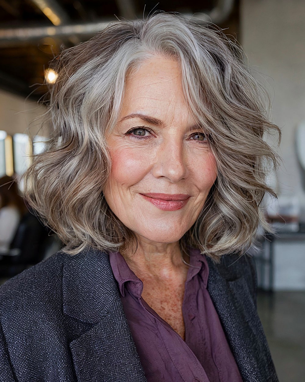 Meilleures coupes de cheveux en couches pour cheveux fins de plus de 60 ans :volume et style 