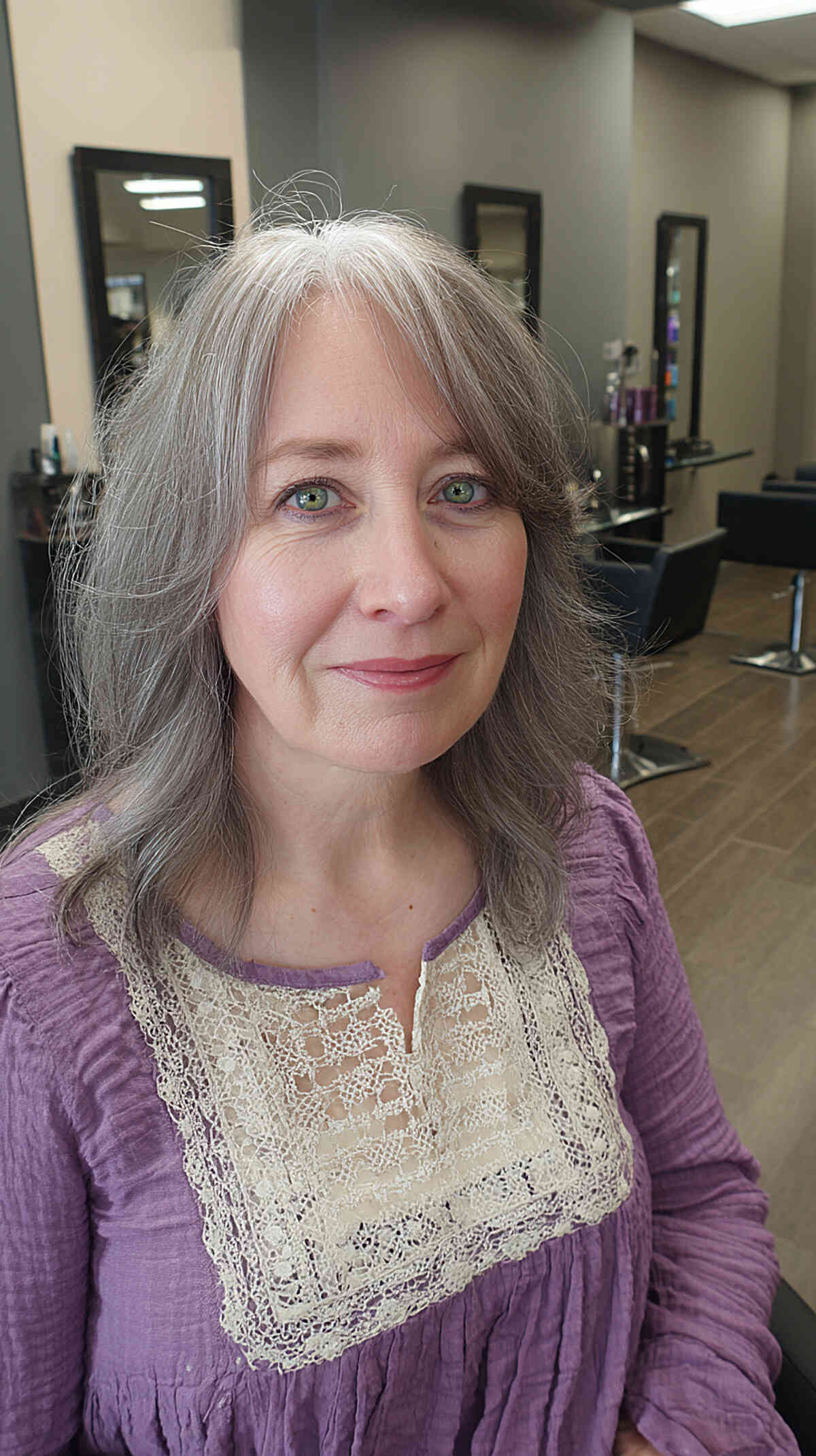 Cortes de cabelo na altura dos ombros para cabelos grisalhos:22 ideias elegantes 