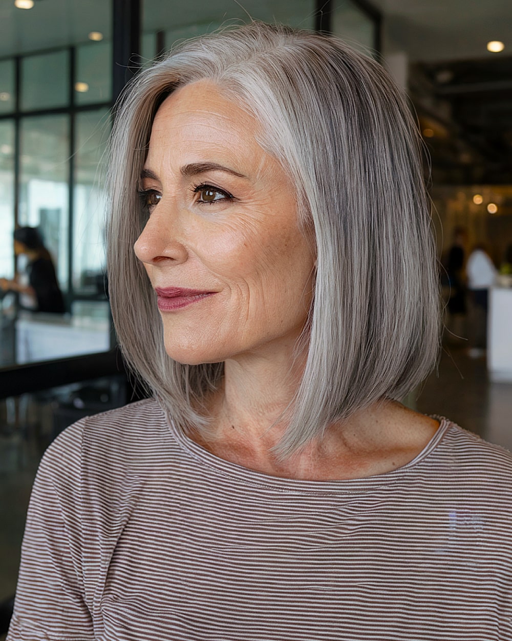 Cortes de cabelo na altura dos ombros para cabelos grisalhos:22 ideias elegantes 