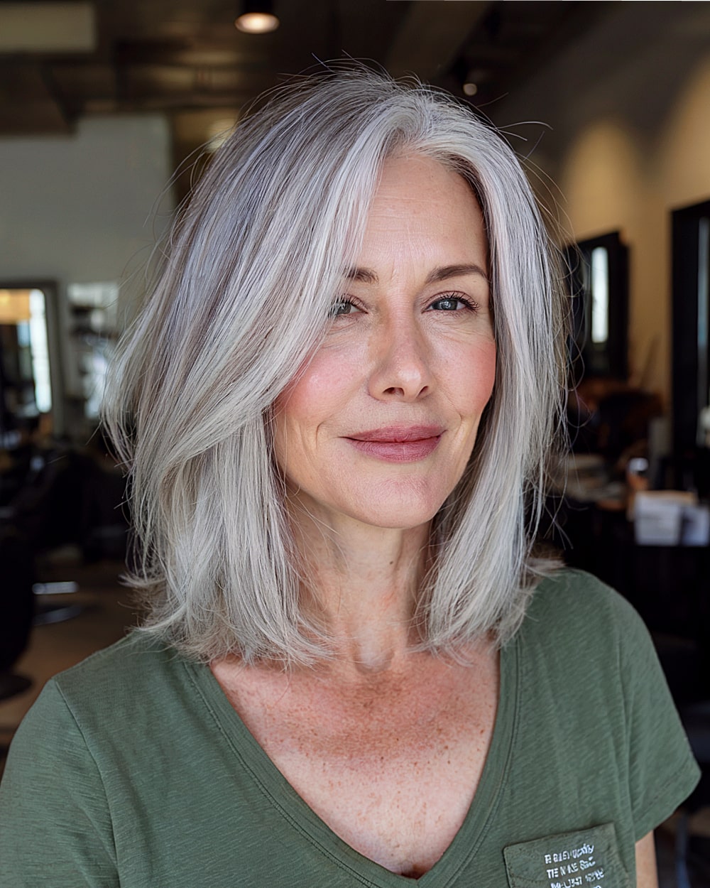 Cortes de cabelo na altura dos ombros para cabelos grisalhos:22 ideias elegantes 